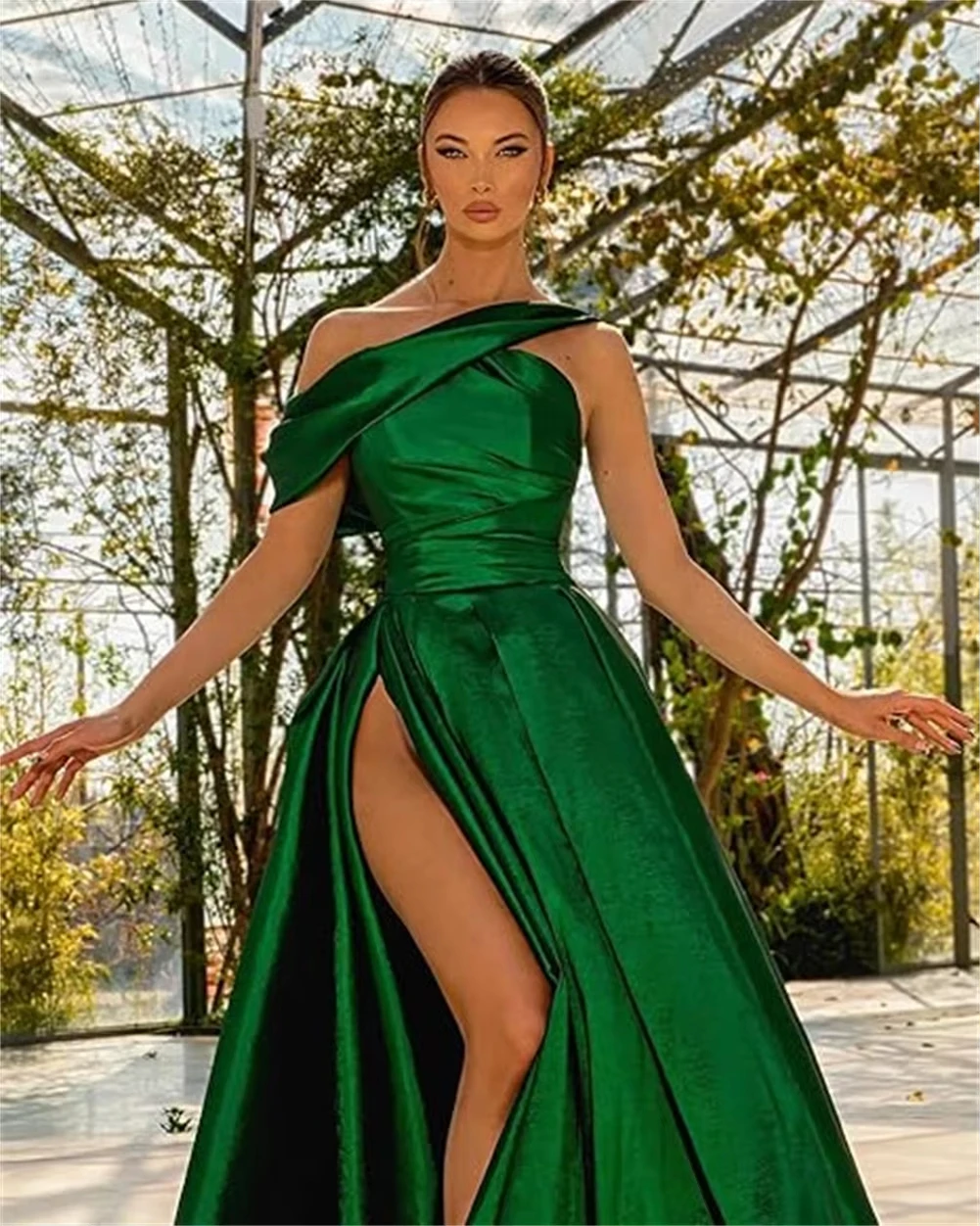 فساتين سهرة زمردية مكشوفة الكتف 2025 من الساتان مطوي برباط على شكل حرف a فتحة جانبية سويب تراين فستان زفاف الضيوف حسب الطلب