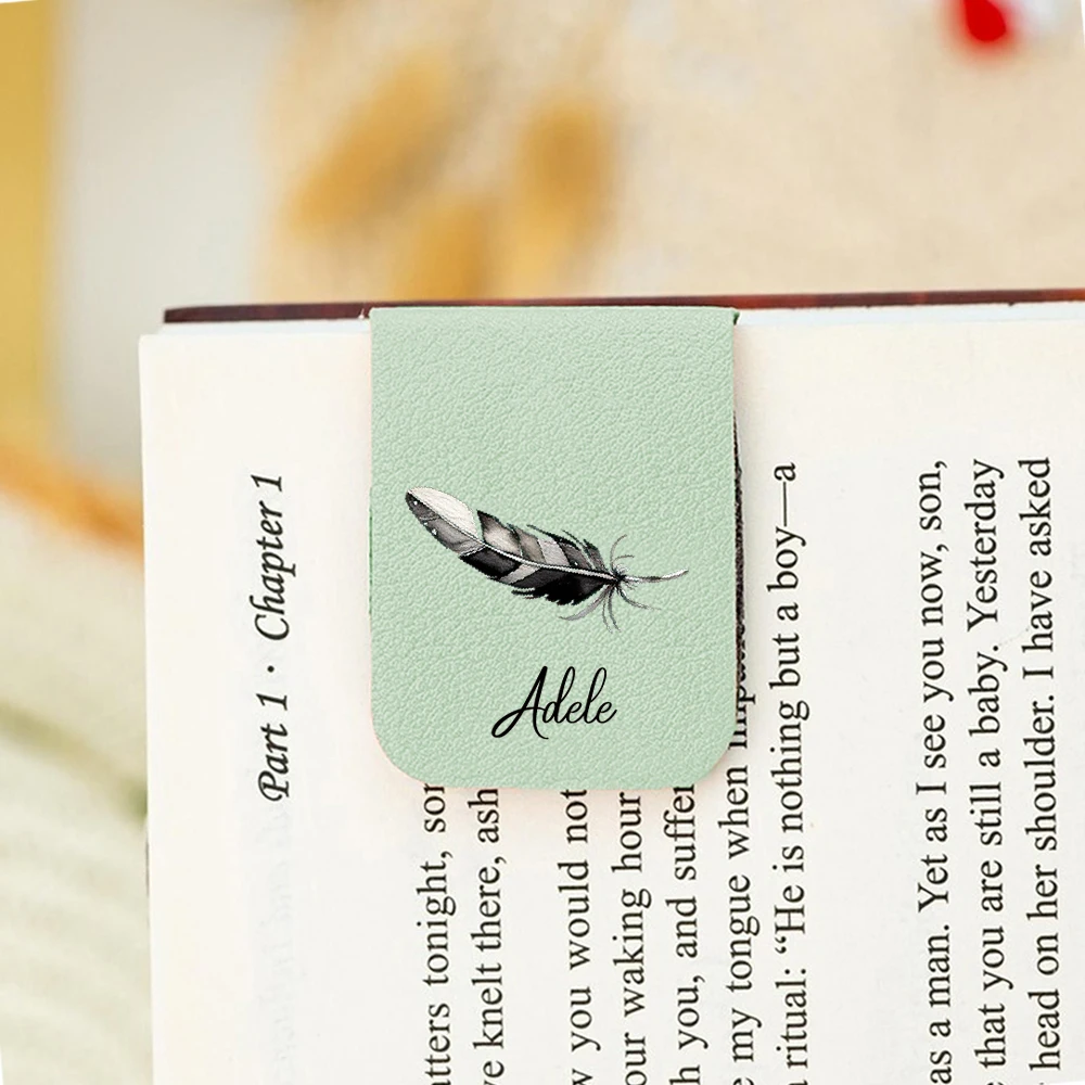 1 قطعة إشارة مرجعية للاسم مع ريشة لطيفة ، إشارة مرجعية من الجلد لطيفة على شكل ريشة لطيفة ، إشارة مرجعية مغناطيسية مخصصة ، هدية عيد ميلاد لمحبي الكتب