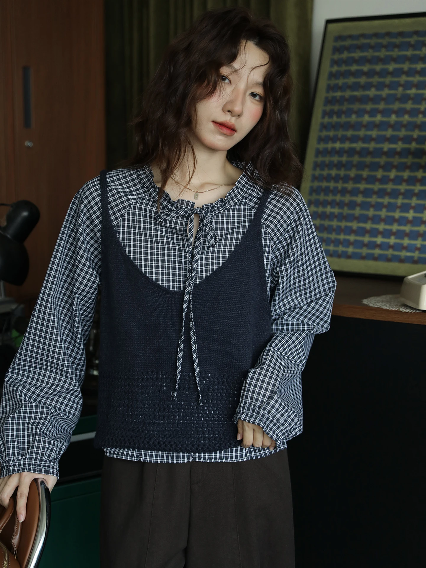 

Модный комплект из клетчатой рубашки и вязаного жилета в королевском синем цвете, ретро-стиль, универсальный, новый, стильный, модный топ для женщин, дышащий хлопок.