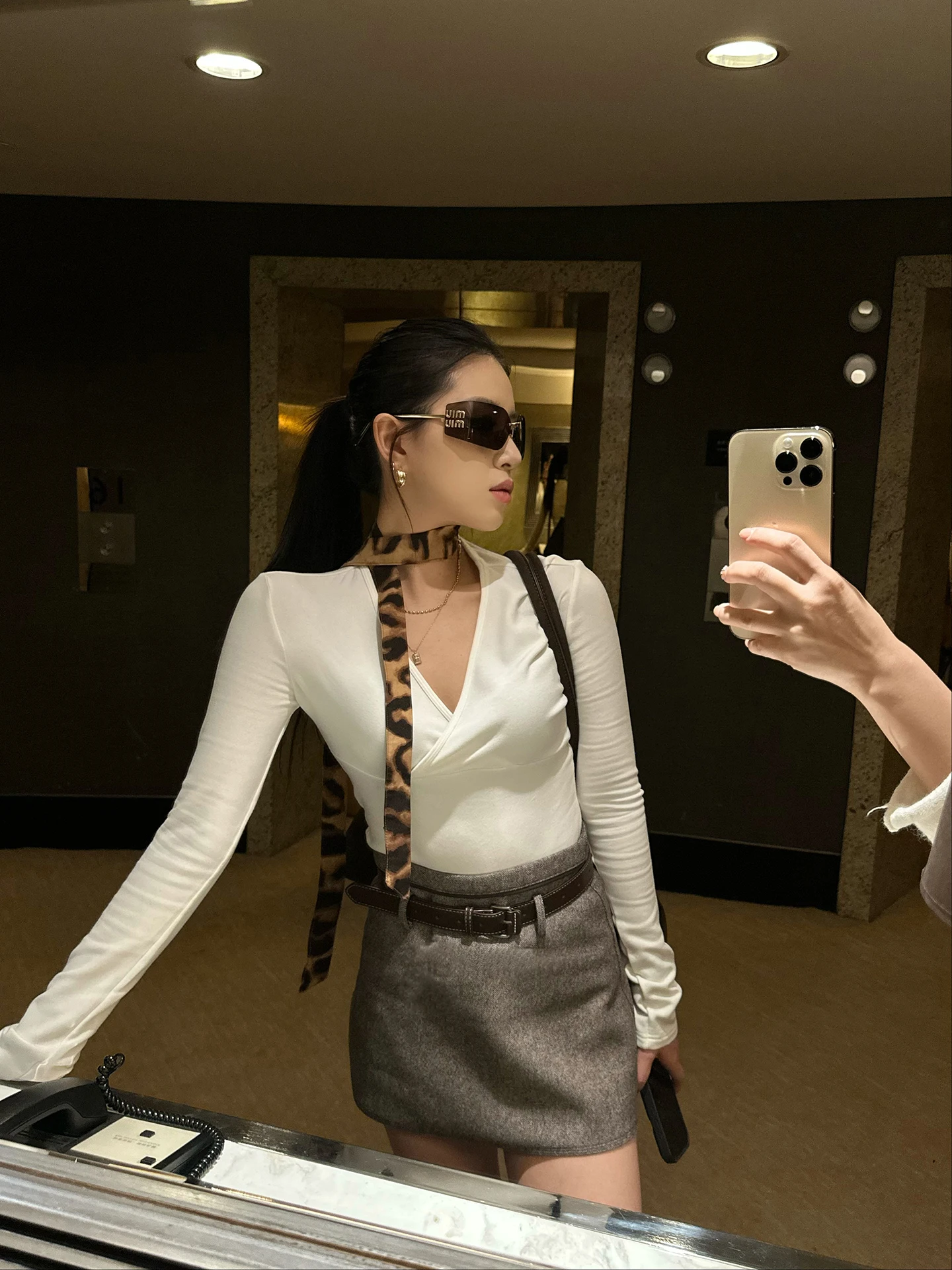 

Женская облегающая футболка с V-образным вырезом и перекрестными деталями, базовый слой, новинка ранней весны, для осени и зимы, повседневная, для ношения под одеждой