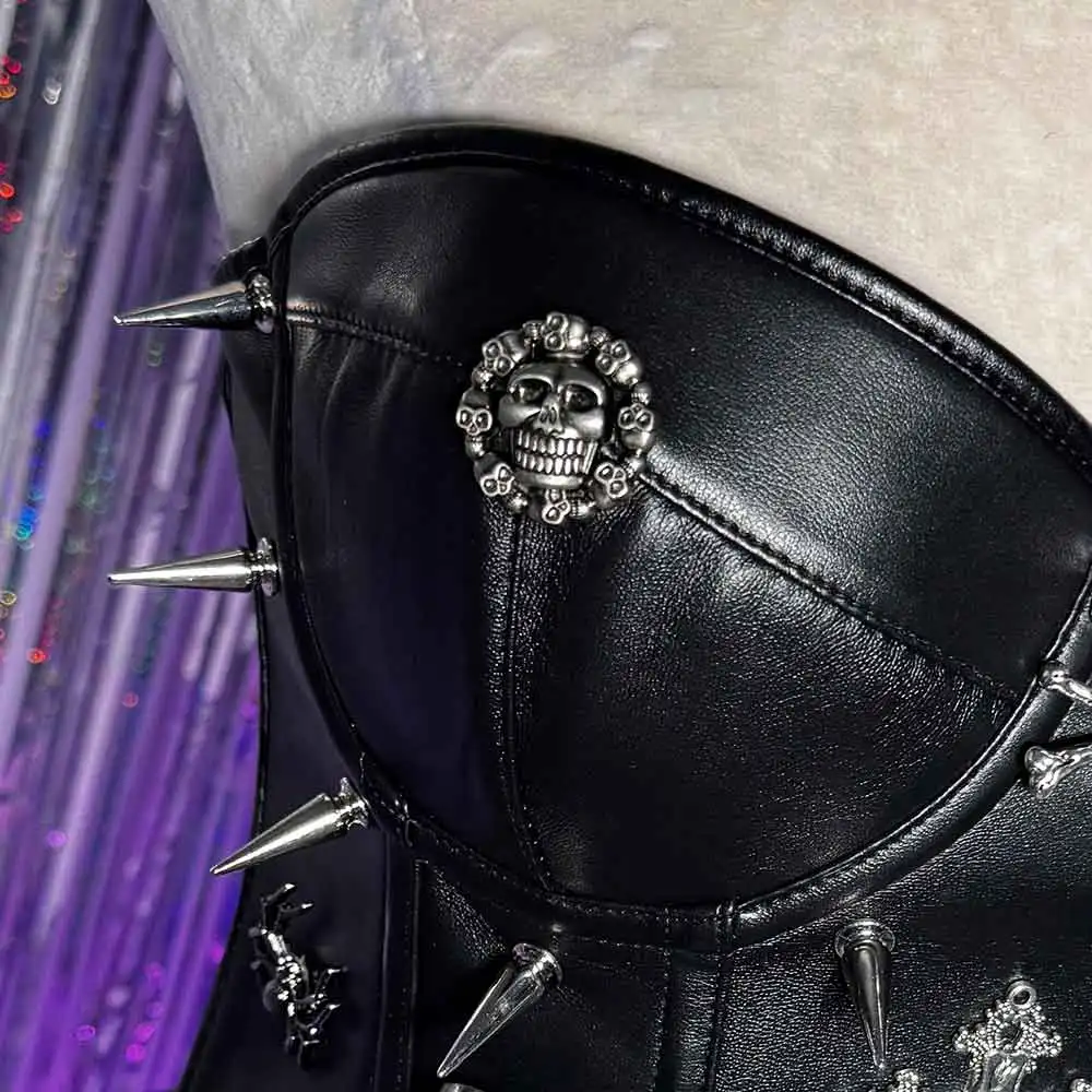 เสื้อครอปหนังเทียมสไตล์โกธิค ลายหัวกะโหลก สำหรับสาวๆแนว E-Girls พังก์ร็อก อีโม Y2K  พร้อมสายรัดแบบคอร์เซ็ท  ตกแต่งด้วยโซ่  หมุด  ตะปู  และสไตล์ Glitch Core  เหมาะสำหรับใส่ไปคลับ  แนวกรันจ์