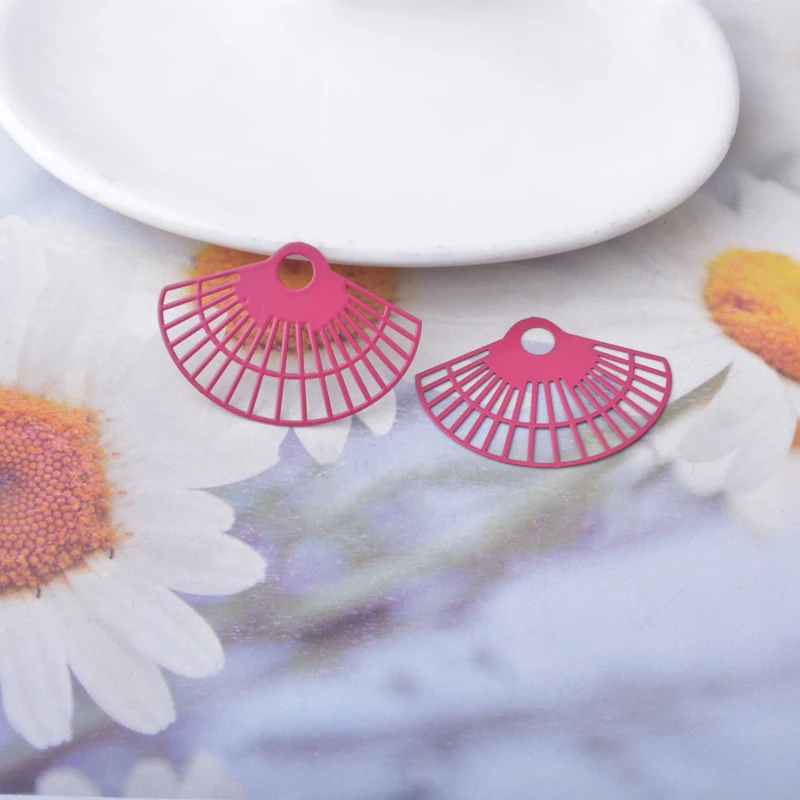 30 Stück AC15179 Messing-Schmuckanhänger, hellgoldene Blumen, bemalte Blumen, Anhänger, DIY-Accessoires für Damenohrringe – Detail 12