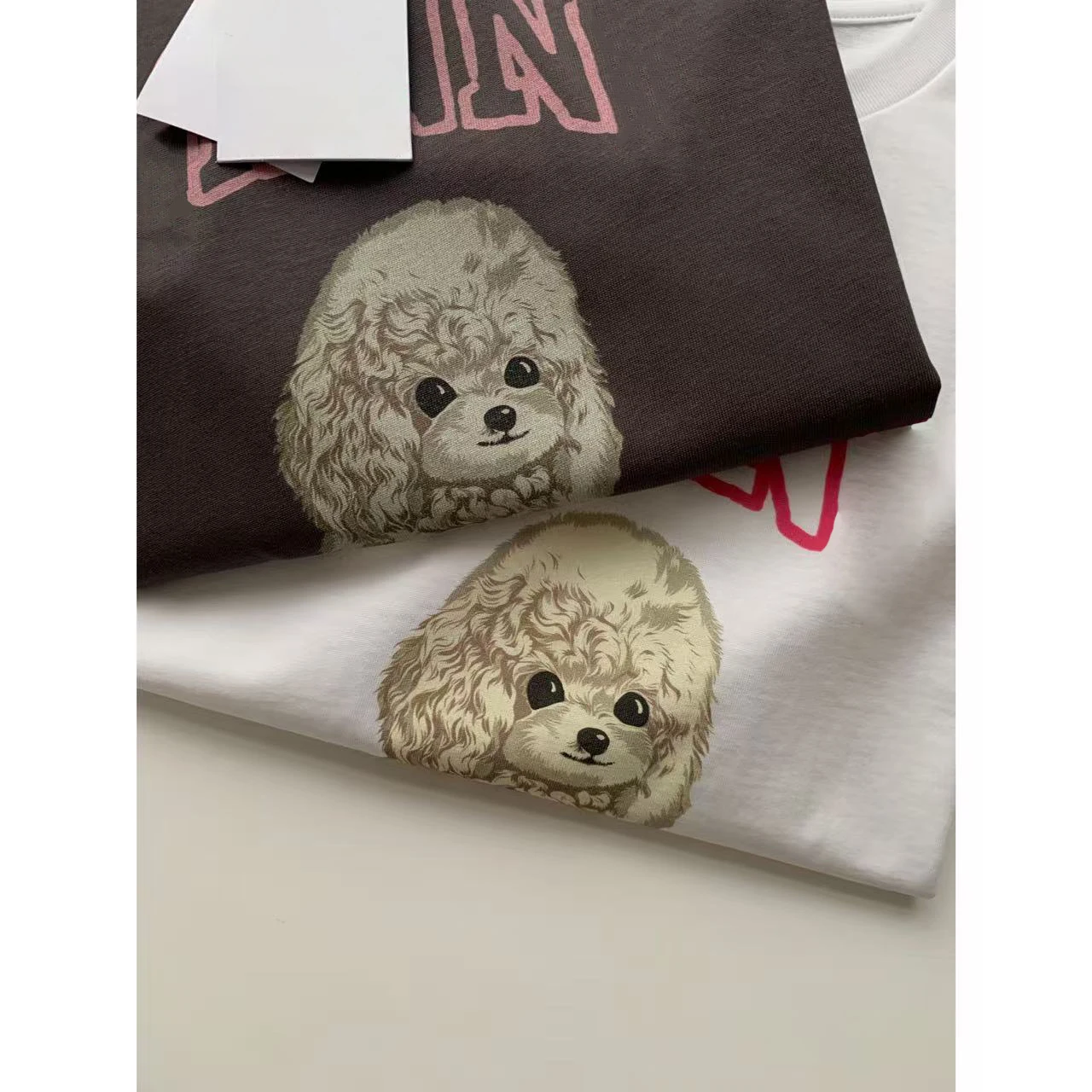 T-shirt KAILE primavera estate slim fit con simpatico cucciolo stampato e design di capelli ricci in ort Sve Street Sle