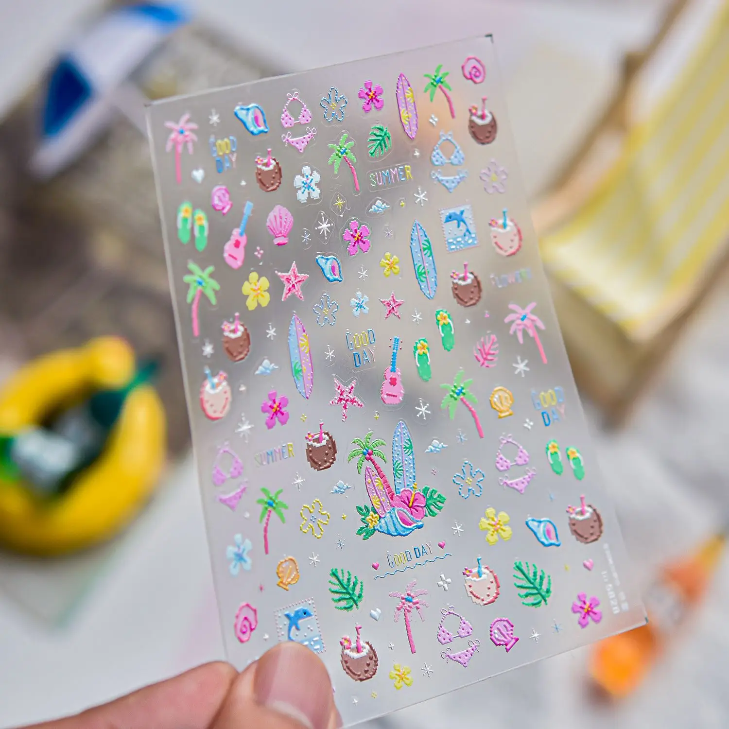 Calcomanías de Uñas con Diseño Tropical de Playa, Elementos Veraniegos como Palmeras, Tablas de Surf, Delfines, Flores, Conchas y Bebidas, Adhesivas