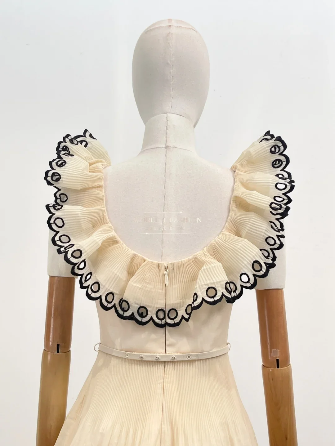 Minivestido bege preto em camadas sem mangas com cinto 2025 novo de alta qualidade como imagem