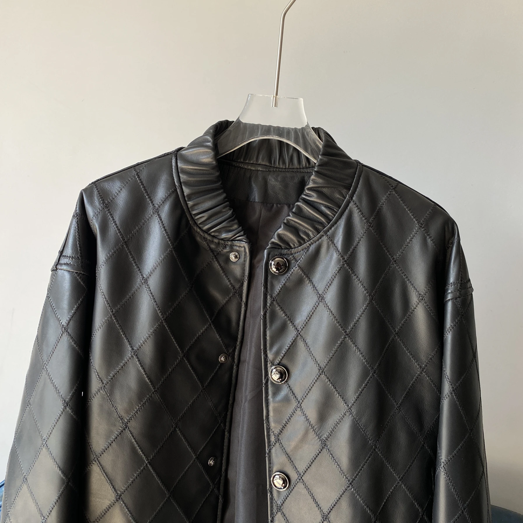 カジュアルレザーバイカージャケット レディース シープスキン 本革 ブラック ラウンドネック ロングスリーブコート 春秋新作