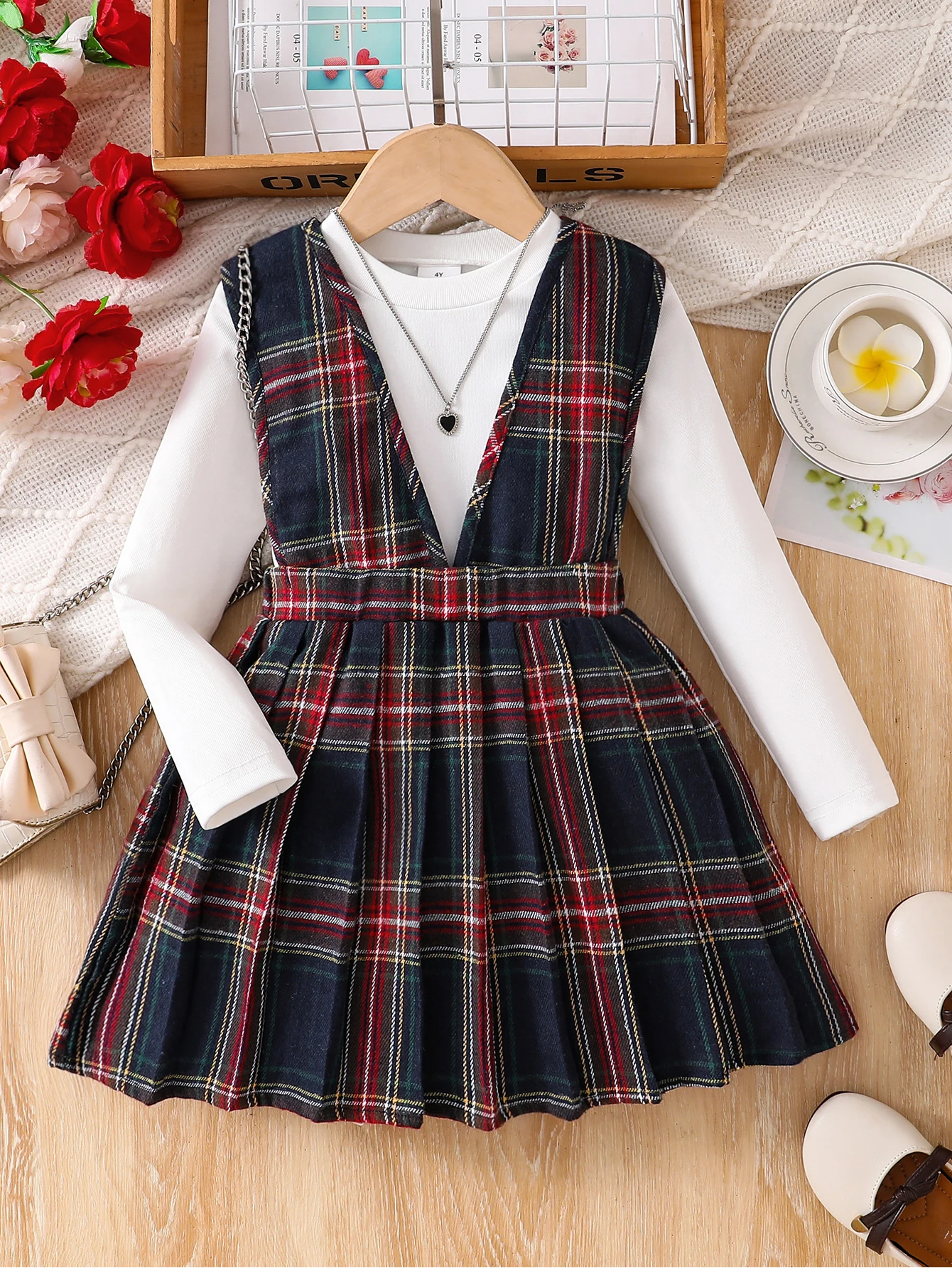 2-Piece Set: Girls' Casual Round-Neck White T-Shirt Top + Plaid Dress for Spring, Autumn, and Winter. Girls' Preppy Style Pullover Undershirt Paired with a Waist-Cinching Dress, Vintage Skirt, Youthful Fashion, Elegant Ladylike Style, Chanel-Inspired Knit Autumn Dress Two-Piece Set, Suitable for Ages 4-5-6-7-8, Suitable for Outdoor Activities, Casual Wear, Parties, Holiday Gifts
