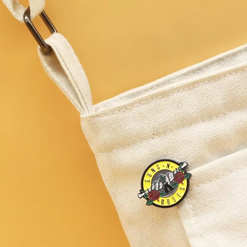 

English Letter Brooch Rock Band Guns N' Roses Musical Jewelry Metal Badge Fashion Versatile Clothes Bag Accessories Brooch