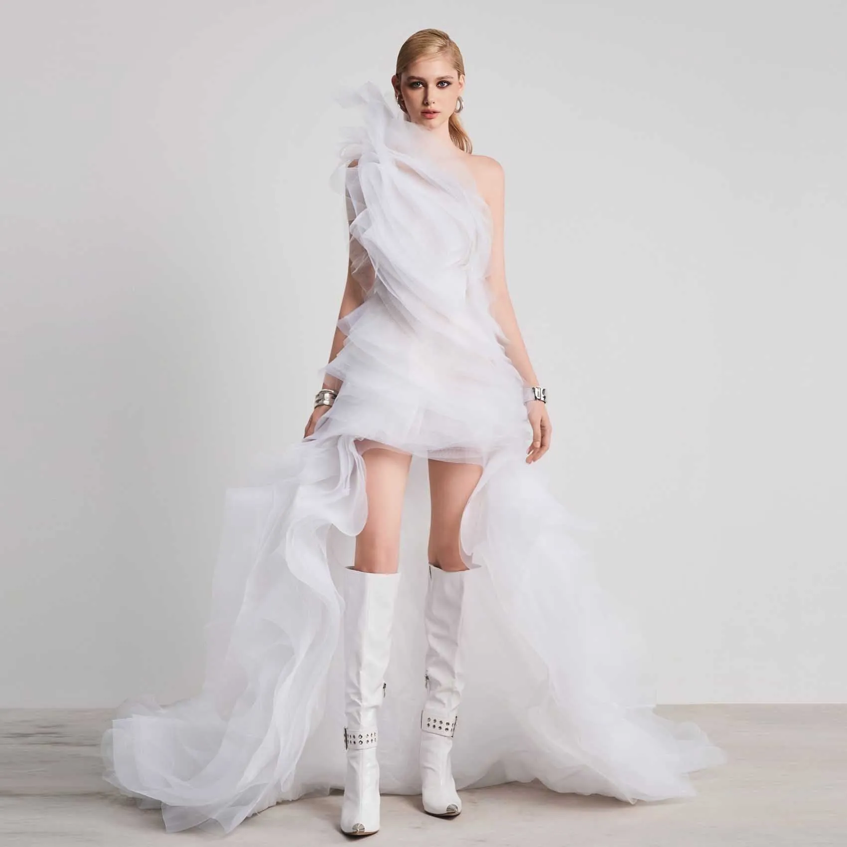 فستان حفلات رسمي أبيض يشبه الحلم، فساتين حفلات رسمية بكتف واحد وثنيات متدرجة من الأورجانزا، فستان ماكسي للسهرة، فستان عروس منخفض