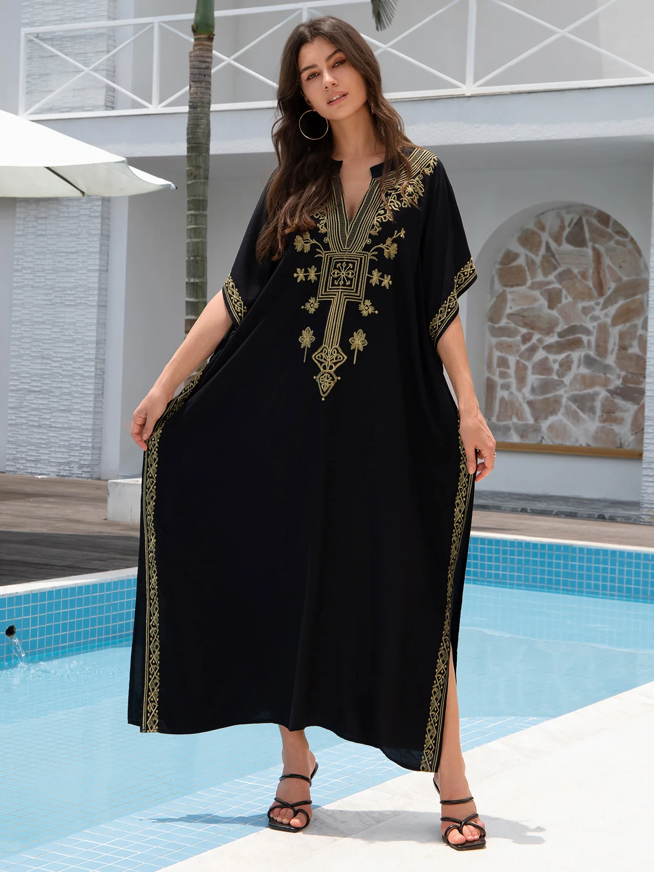 فساتين قفطان طويلة مطرزة باللون الذهبي ورقبة على شكل حرف V فستان قفطان لتغطية الشاطئ للنساء مطرز