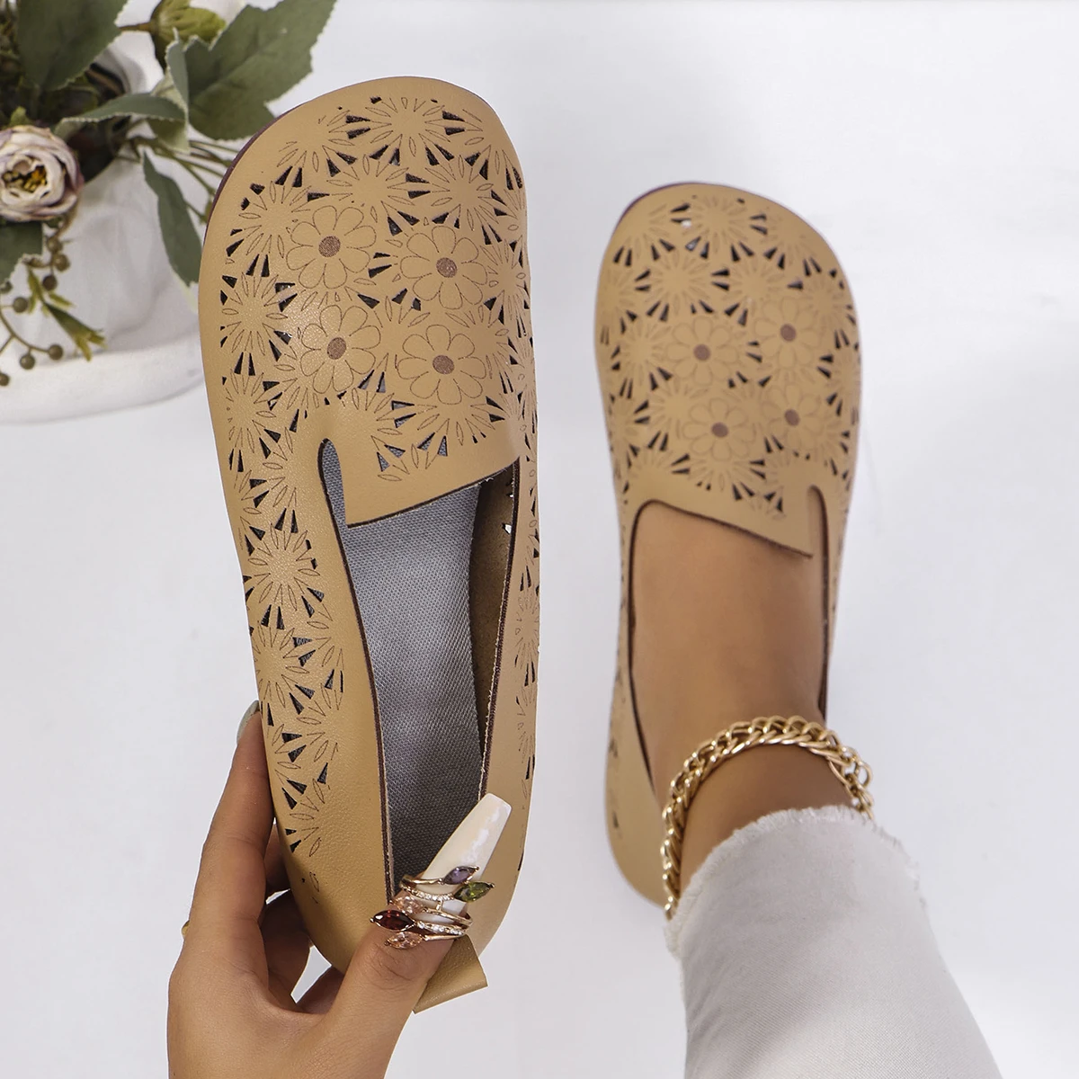 

New Women Flat Shoes 2025 Fashionable Elegant Comfortable Breathable Sneakers Women Anti-slip Shallow Lightweight Loafers