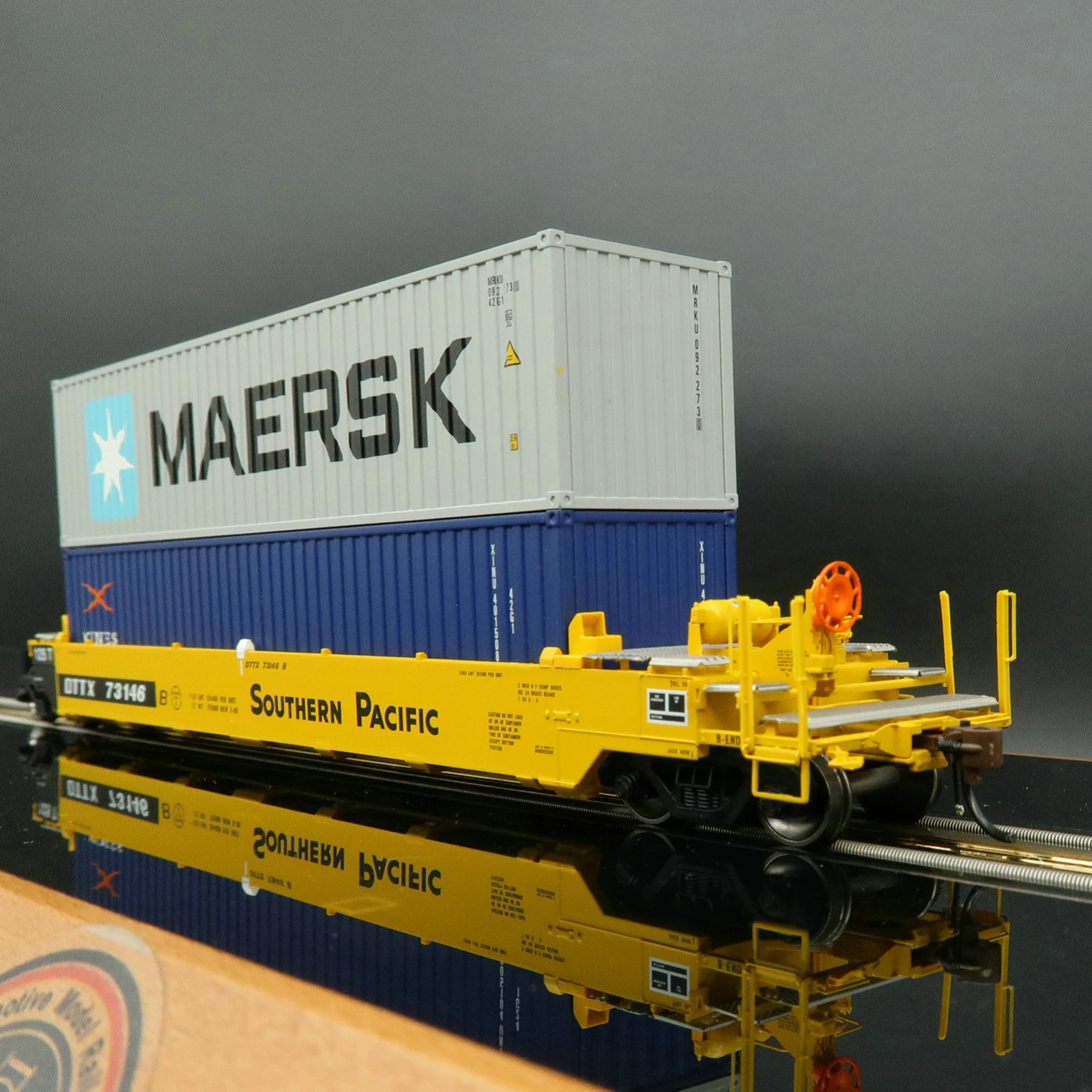 

ATHEARN HO 1/87 Train Model 40 Feet 5 Flatbed Carriages with 5 Containers in Three Colors