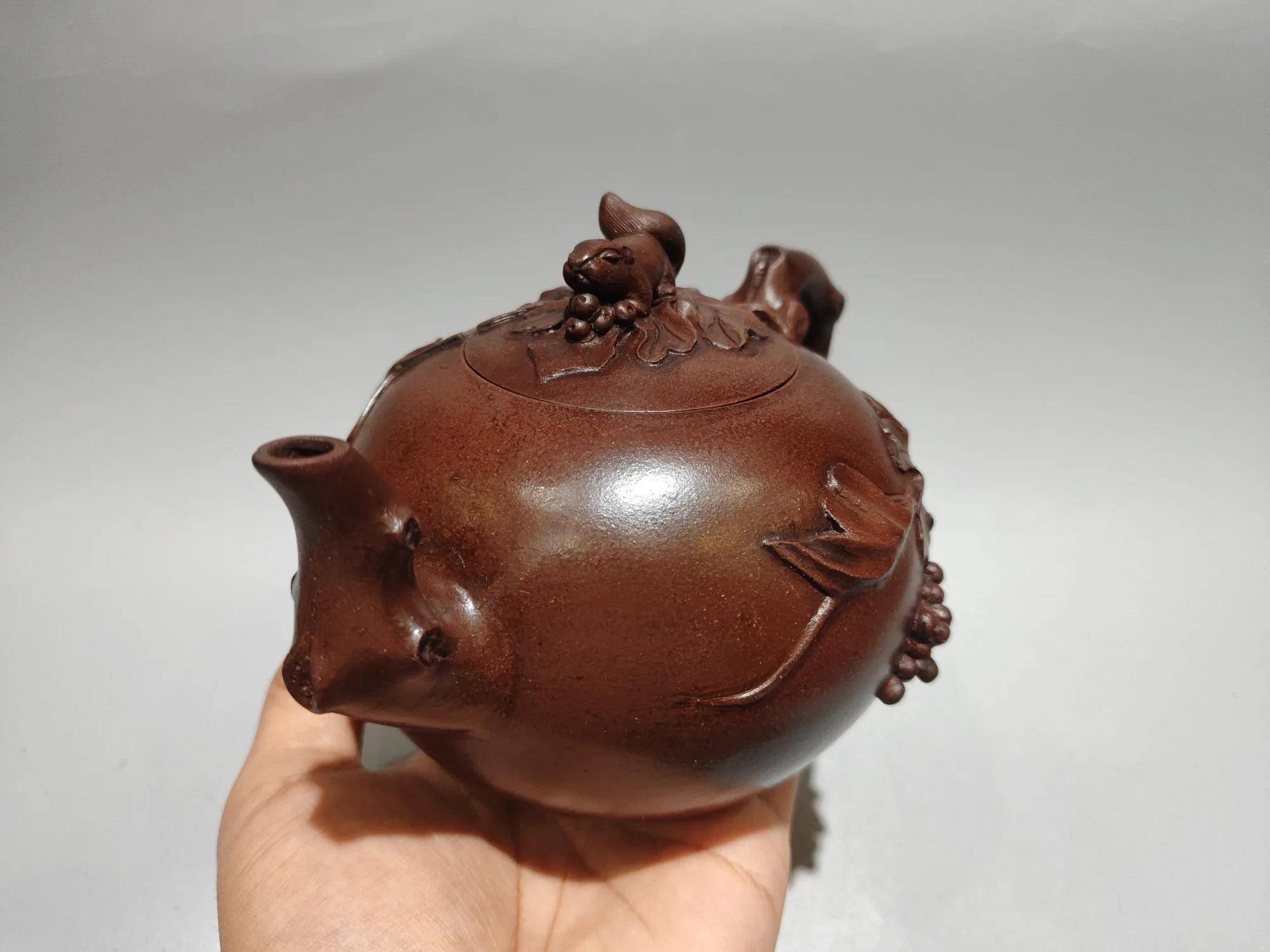 Yixing Purple Clay Pot Old Purple Mud Squirrel statue lid pot Grape leaf pot Kettle Teapot Flagon