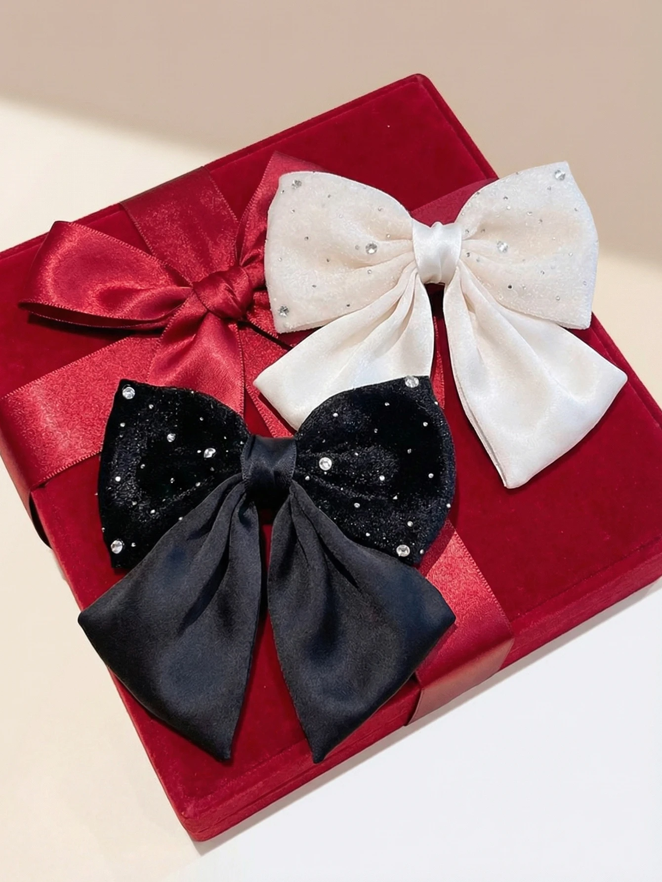 

1pcs Women's Four Seasons New Style Water Diamond Fabric Satin Bow Elegant and Unique Fashion Button Hair Clip, Simple Daily Hai