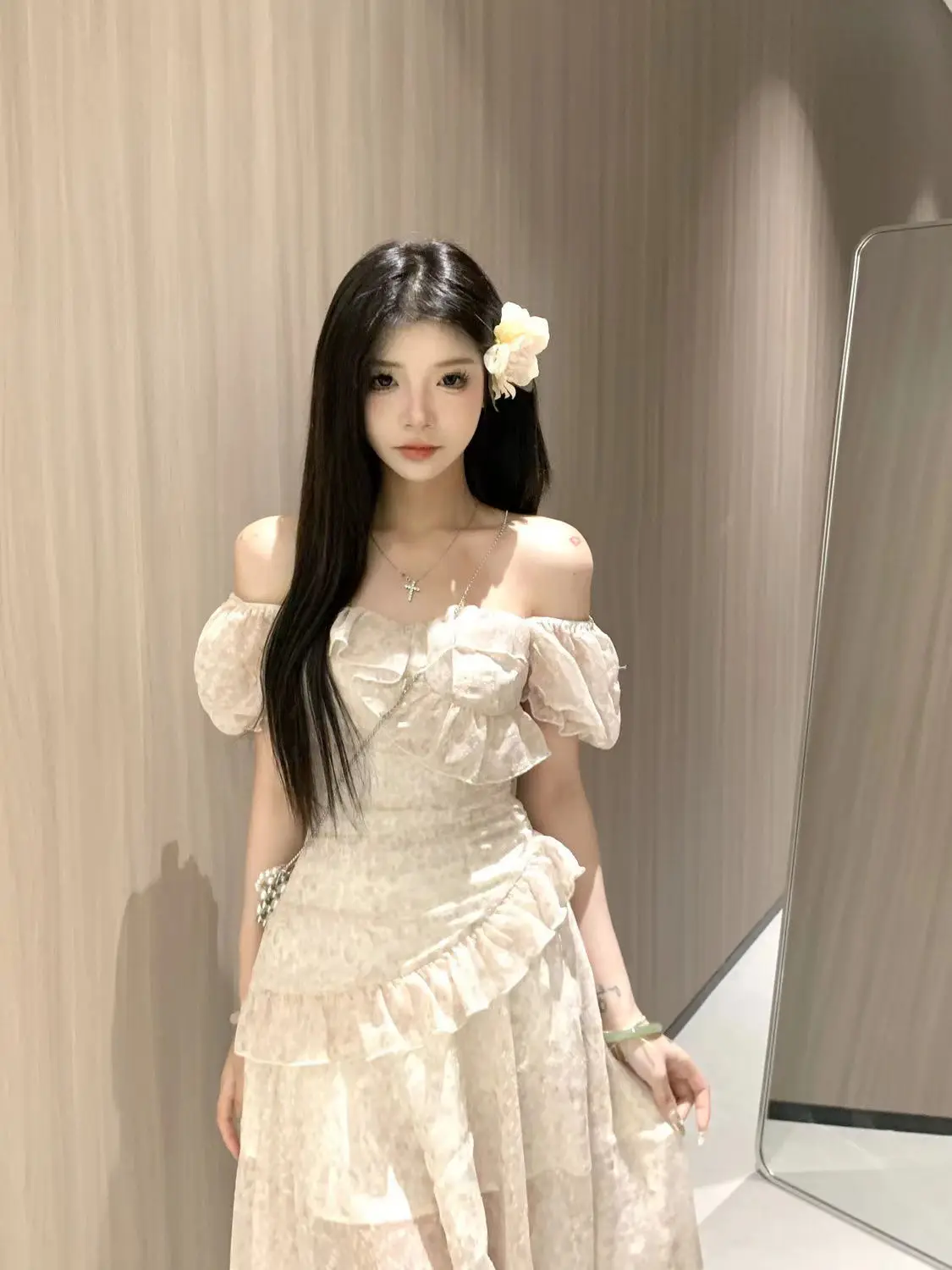 甘いスプライシングのバブルドレス新しいメッシュは花柄のウエストを抱き締める気質の不規則なスカートを示しています
