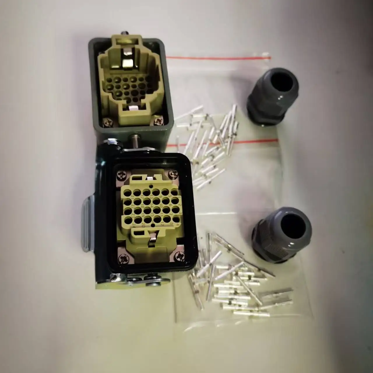 

24-контактный стыковый разъем холодного прессования для тяжелых условий эксплуатации HDC-HD-024, вилка и розетка для авиационной промышленности 250 В, 10 А