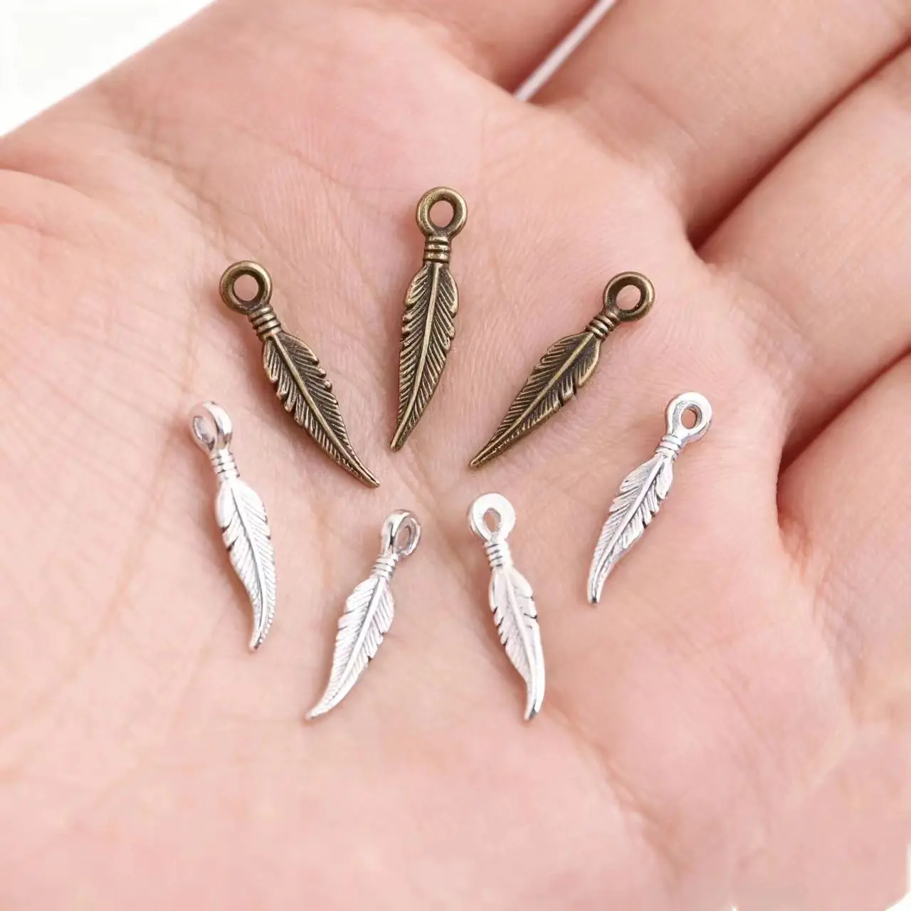 40Pcs/Lot 2*16mm Two Color Vintage Metal Zinc Alloy Small Feather Charms Fit Jewelry Animal Pendant Charms Makings