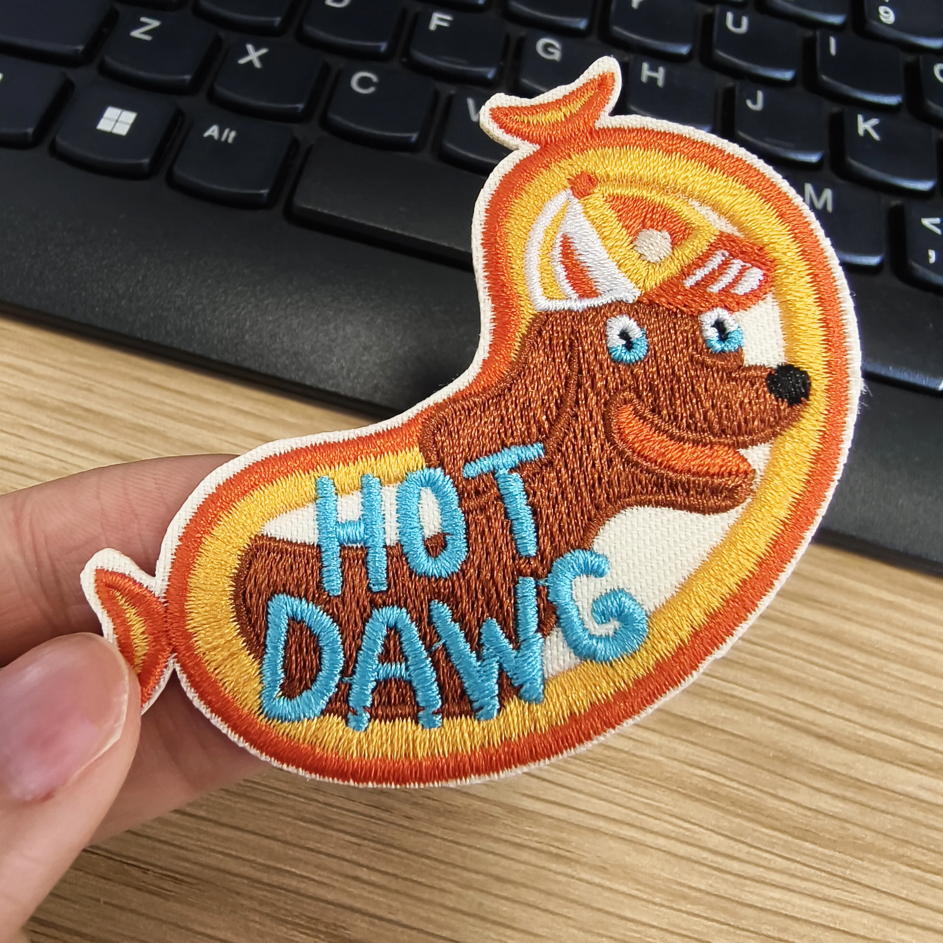 1PC Hot Dawg Hund Gestickter Patch Cartoon Humorvolles Abzeichen DIY Geschenk Eisen Auf Nähen Auf Patches Für Kleidung Kappe Tasche jacke Trucker Hut