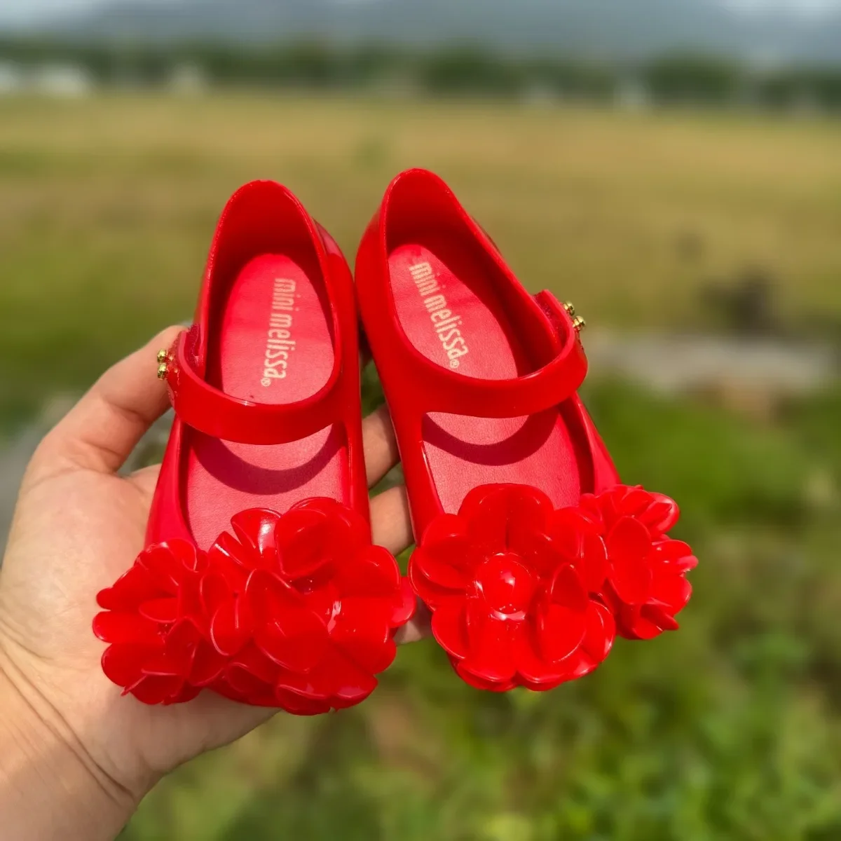 

Новинка 2025, модная нескользящая обувь с мягкой подошвой и цветком для маленьких детей, прозрачные туфли, сандалии принцессы для девочек, детская пляжная обувь