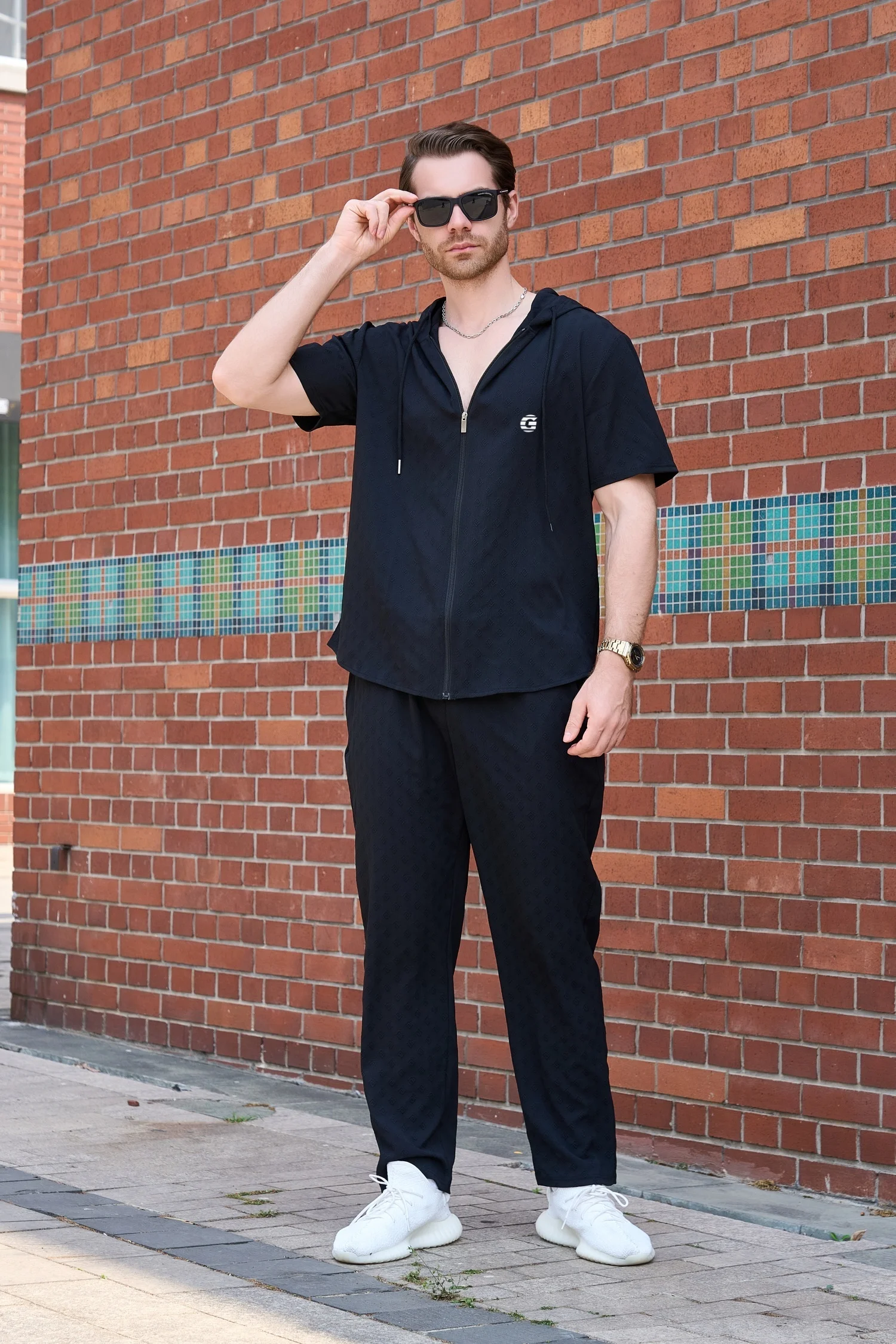 A new spring and summer casual sports hooded set for men, a two-piece set of loose short-sleeved shirts and long pants for Hawai