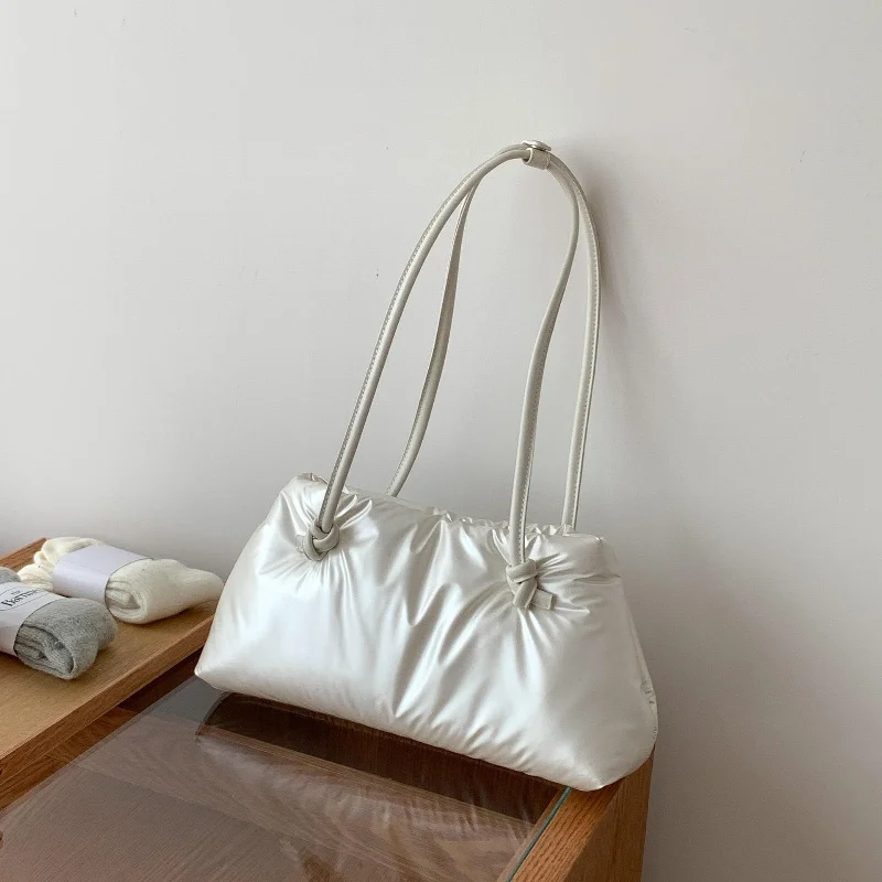 กระเป๋าสะพายไหล่ผู้หญิงแบบลำลอง ขนาดใหญ่ ดีไซน์ควิลท์ รุ่นใหม่ปี 2025 แฟชั่นสีพื้น ผ้าฝ้ายบุนวม ใช้ได้ทั้งผู้หญิงและผู้ชาย เหมาะสำหรับเดินทางไปทำงาน