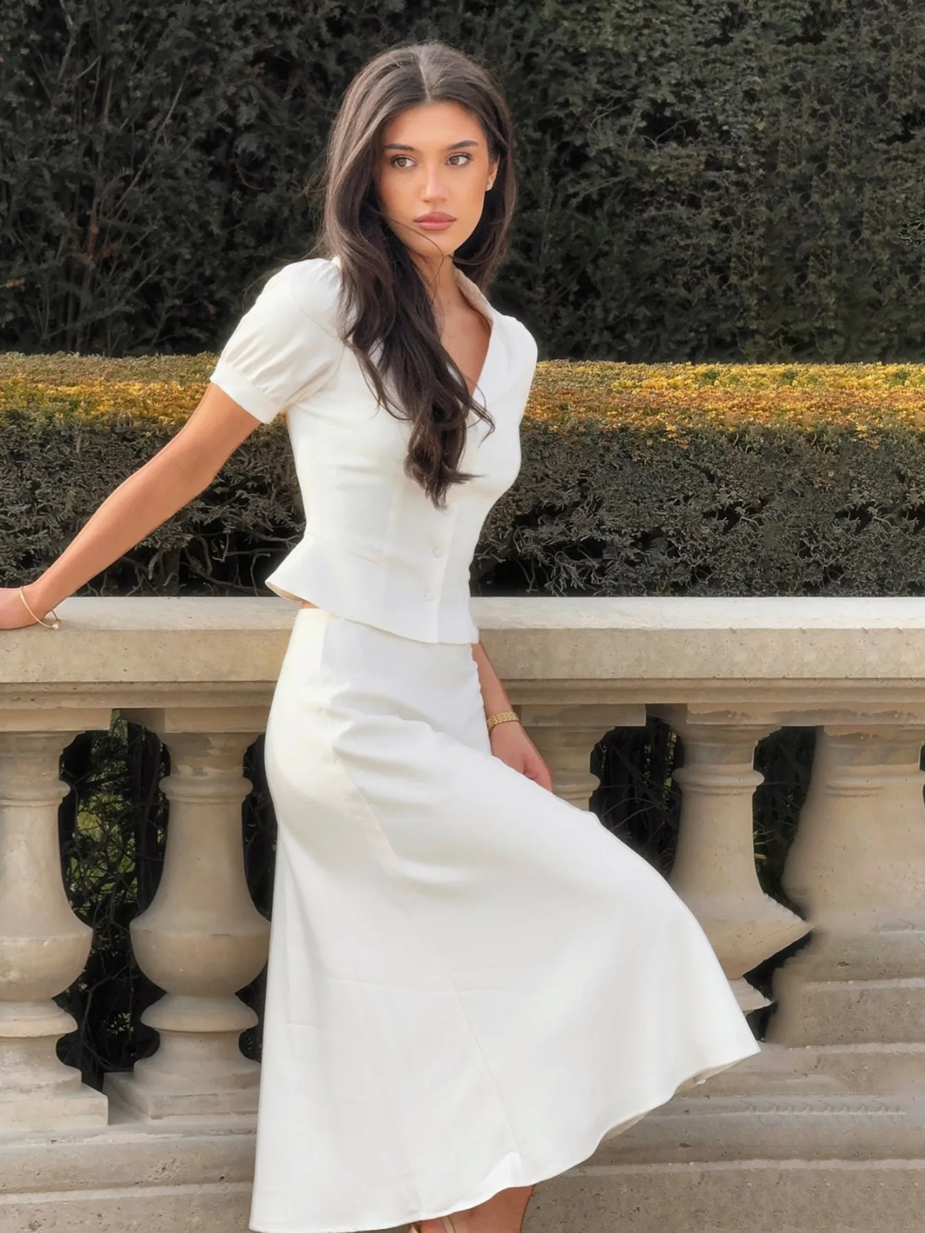 طقم نسائي أبيض مكون من قطعتين تنورة حورية البحر أنيقة وأكمام منتفخة وطية صدر السترة ملابس مكتب للسيدات بدلات نسائية على الموضة