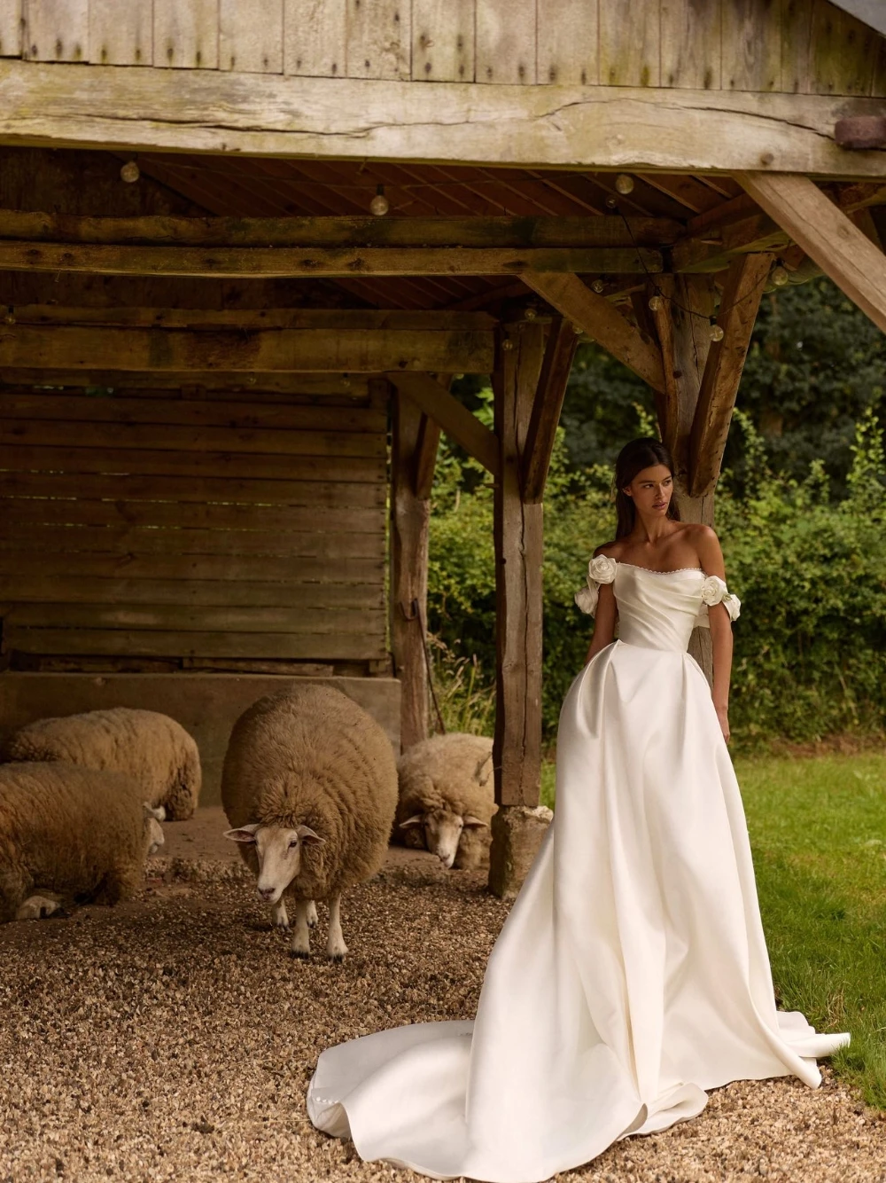 요정 꽃무늬 오프숄더 웨딩드레스, 허리가 잘록한 공주 신부 드레스, 흐르는 트레인이 있는 우아한 새틴 맞춤형 웨딩드레스