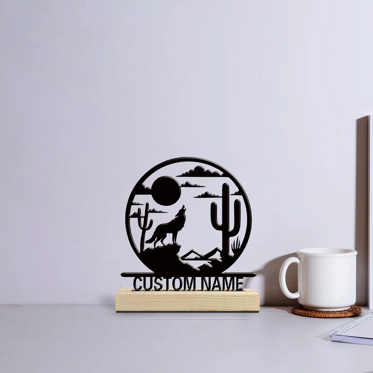 Estatua Metálica Decorativa de Lobo del Desierto con Base de Madera, Personalizable y Elegante, para Oficina, Sala de Estar o Decoración Natural