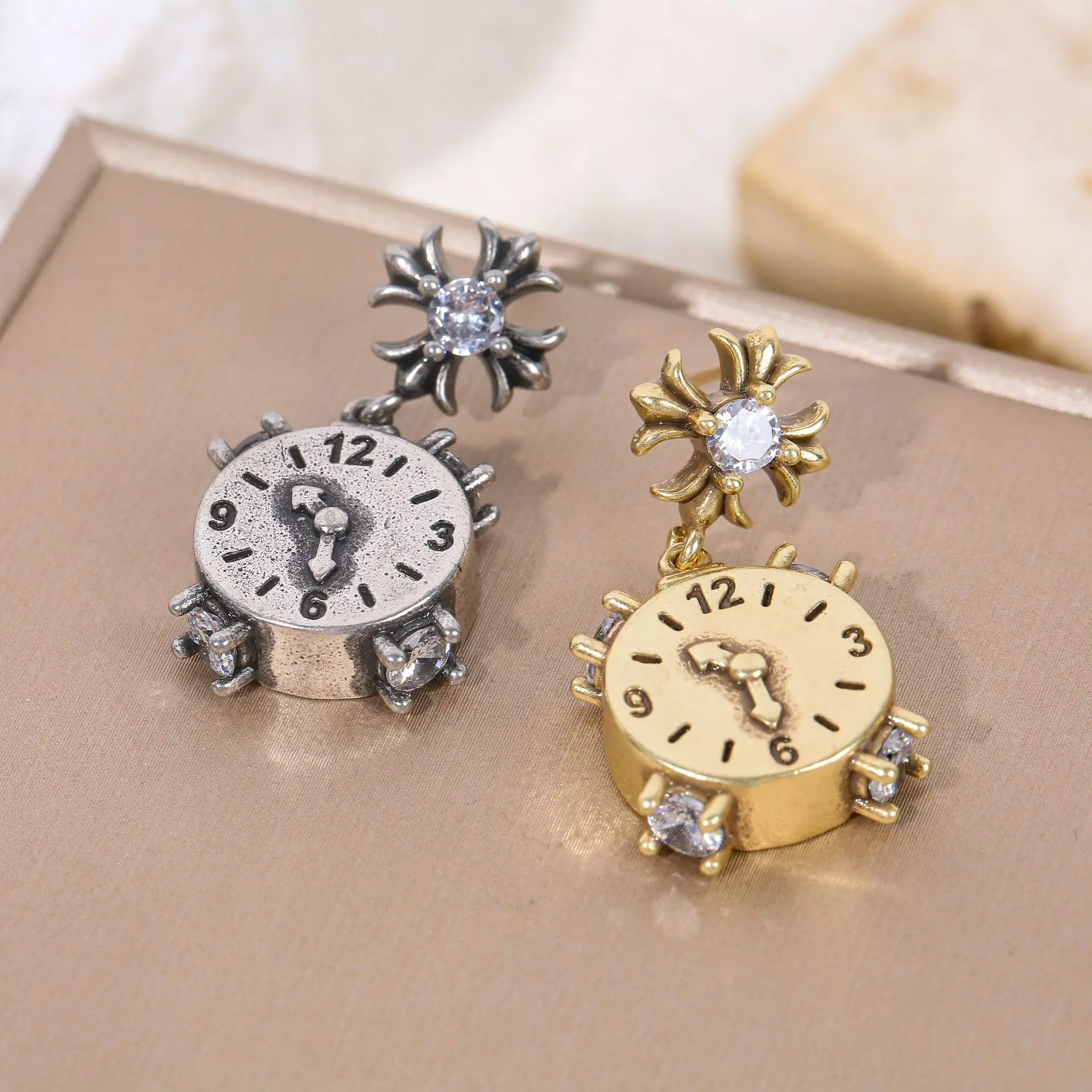 Unique Clock Earrings Creative Irregular Clock Design Vinatge Earrings For Women Statement Jewelry Wholesale Custom Packaging
