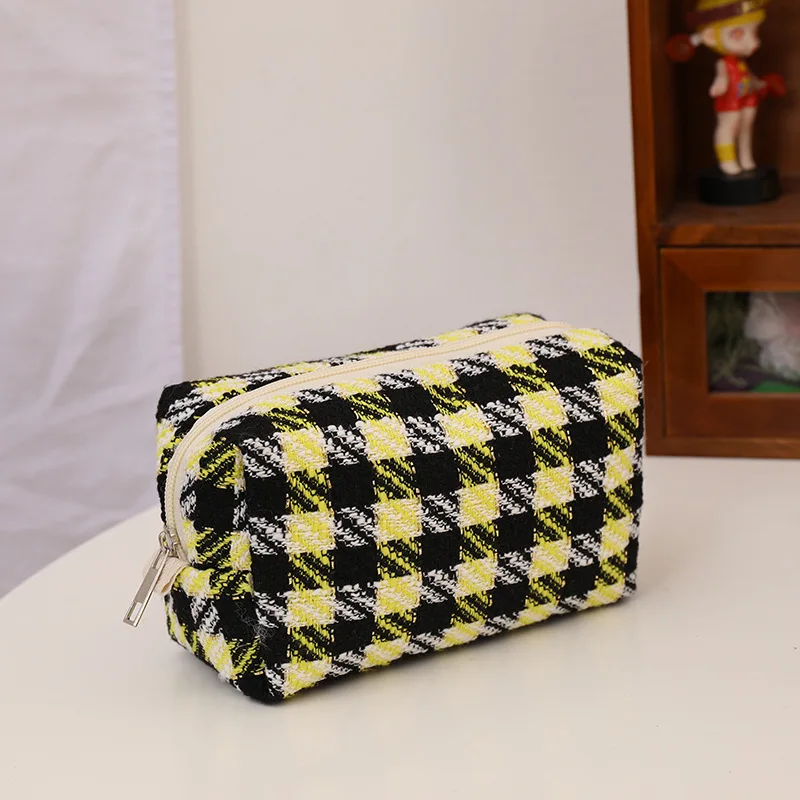 Checkered Makeup Bag for Women Knitted Tweed Coarse Small Cosmetic Bag Travel Makeup Pouch for Women Toiletry Organizer