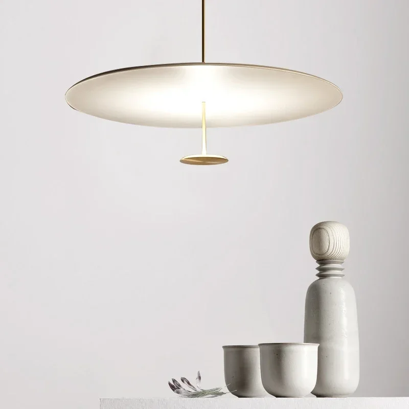 Lampe Suspendue Minimaliste en Or et Noir, Luminaire Décoratif d'Nik, Idéal pour un Salon