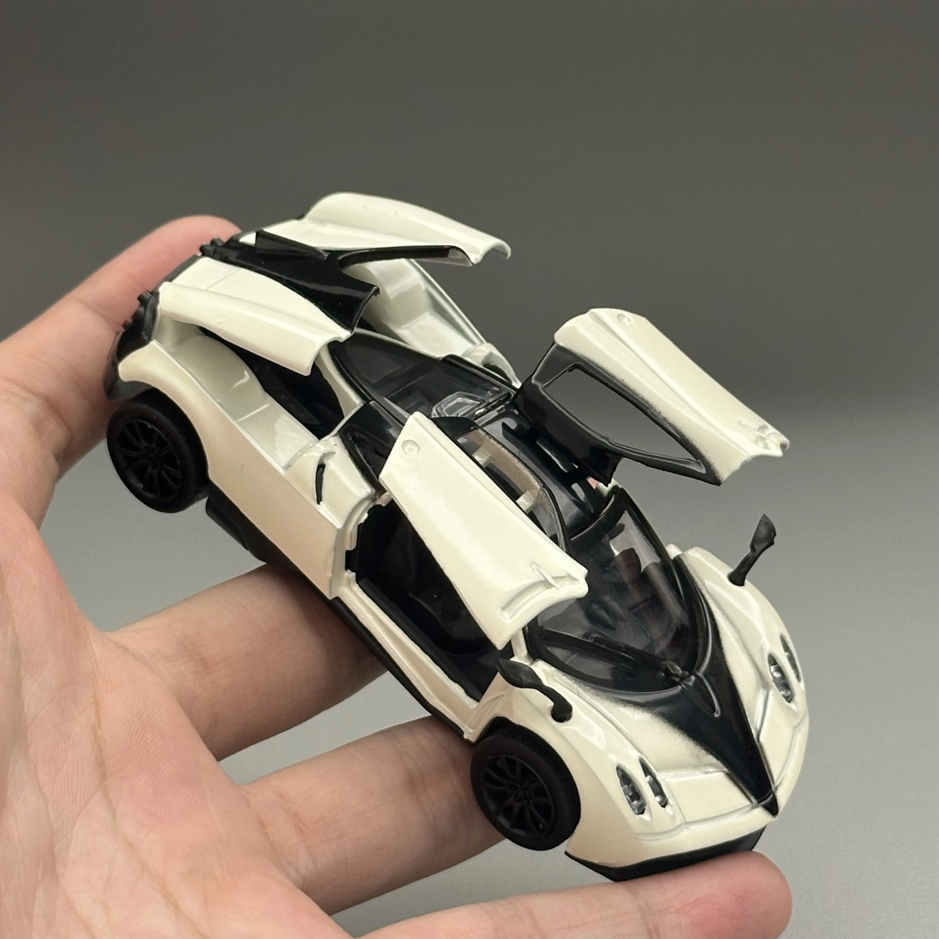 1/36 Diecast Alloy Car Model Toy Supercar with Openable Gullwing Doors Rear Engine Cover Pull Back Function for Kids Collection