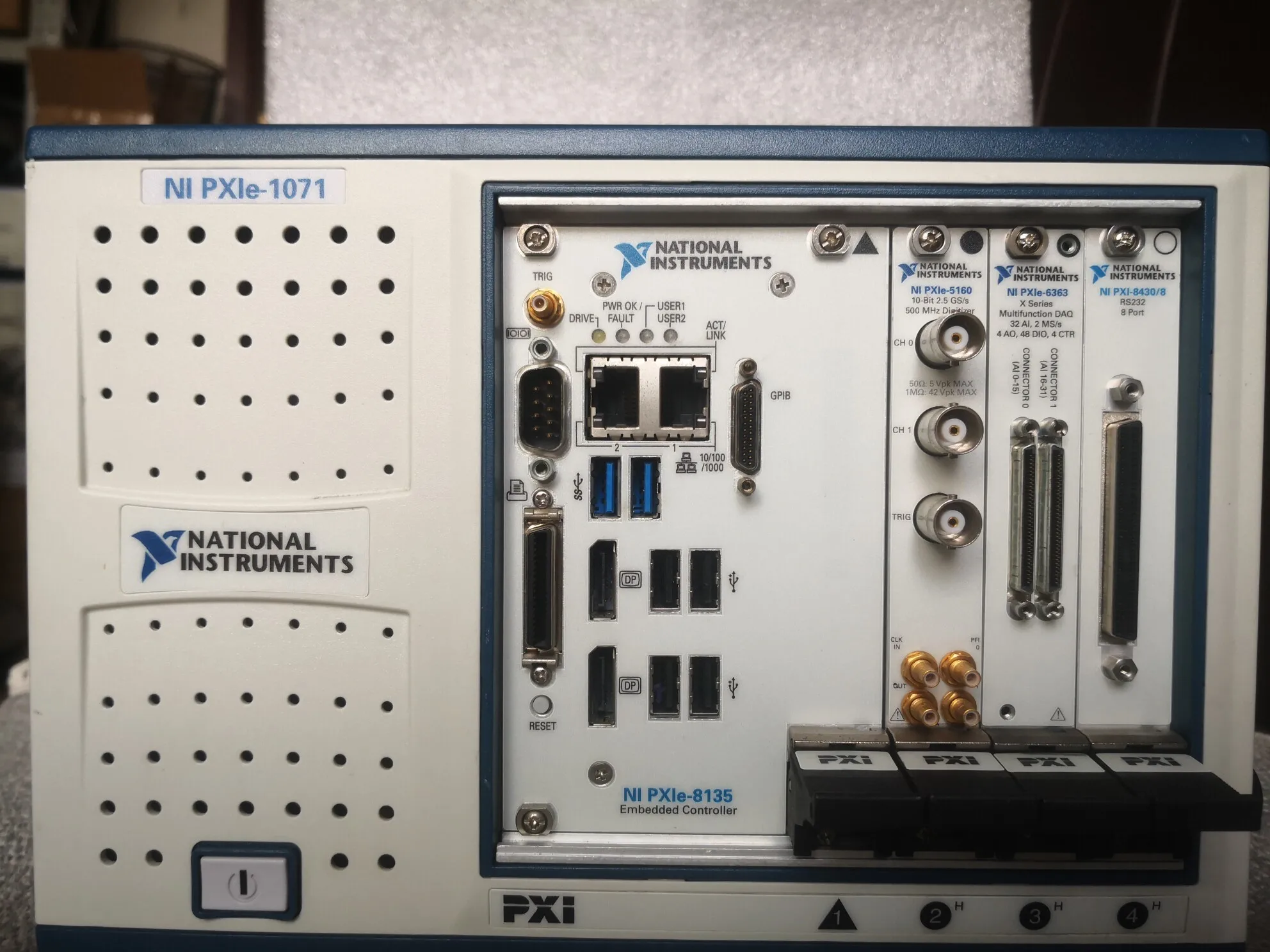 US NI PXIE-1071, 781368-01 Chassis 4 Slots 3 Mixed Slots