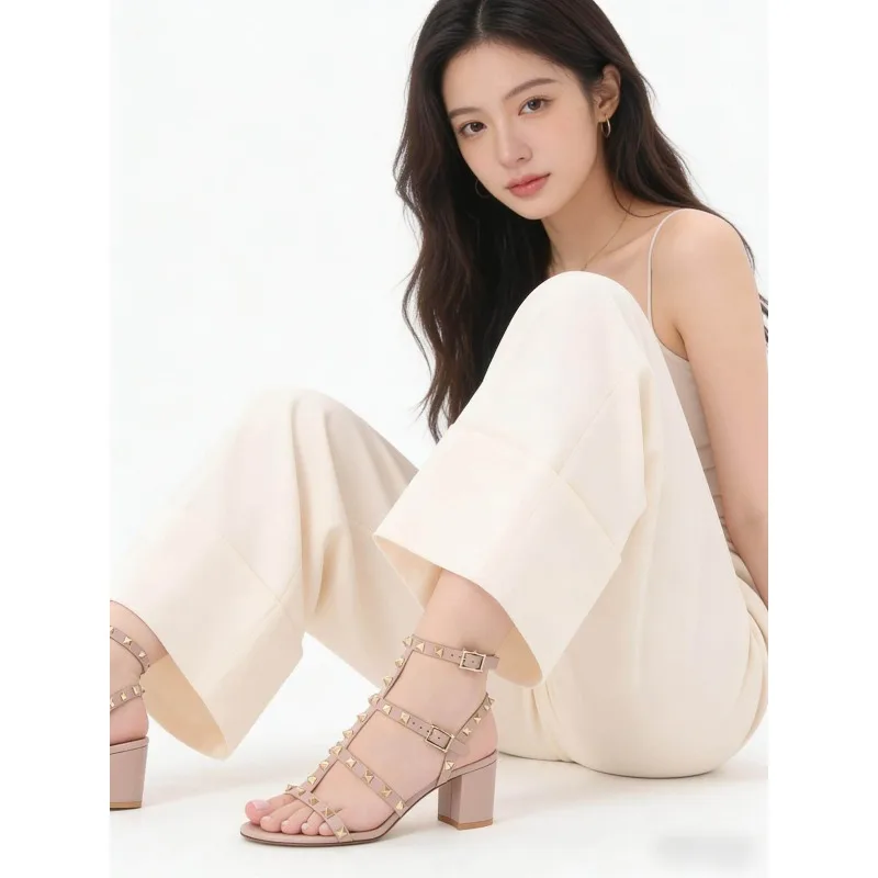 

2026 new nude color rivet buckle strap with thick heel high heels, exposed toe style, elegant and fashionable versatile sandals