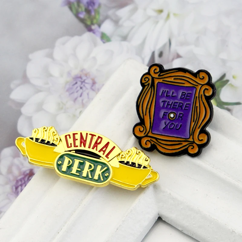 Pin de esmalte con figura de Chandler de la serie de televisión Friends, broche con colgante de Central Perk Coffee Time, joyería para mujeres y hombres