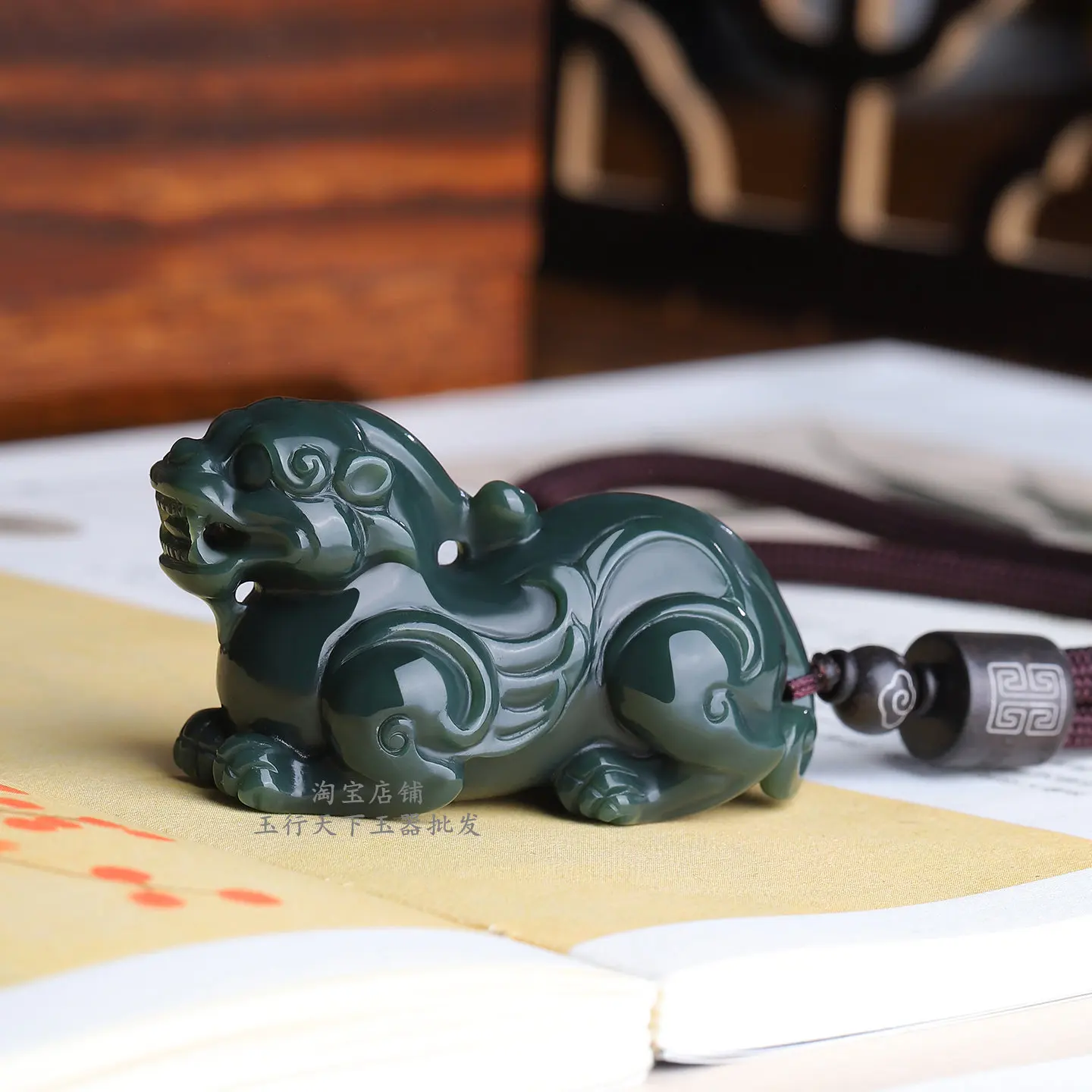 New natural Xinjiang Hetian jade Pixiu hand handle piece men's and women's jade to play with three-dimensional engraving Pixiu f