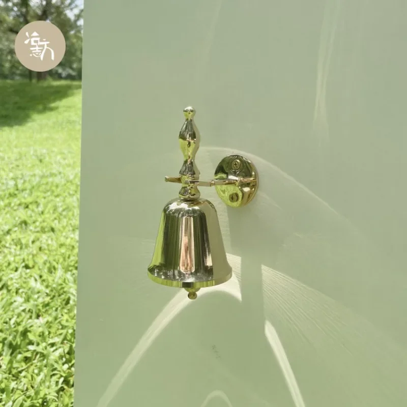 Light luxury retro brass hand rattle display board bar cafe restaurant bell soft wedding props vegetable bell