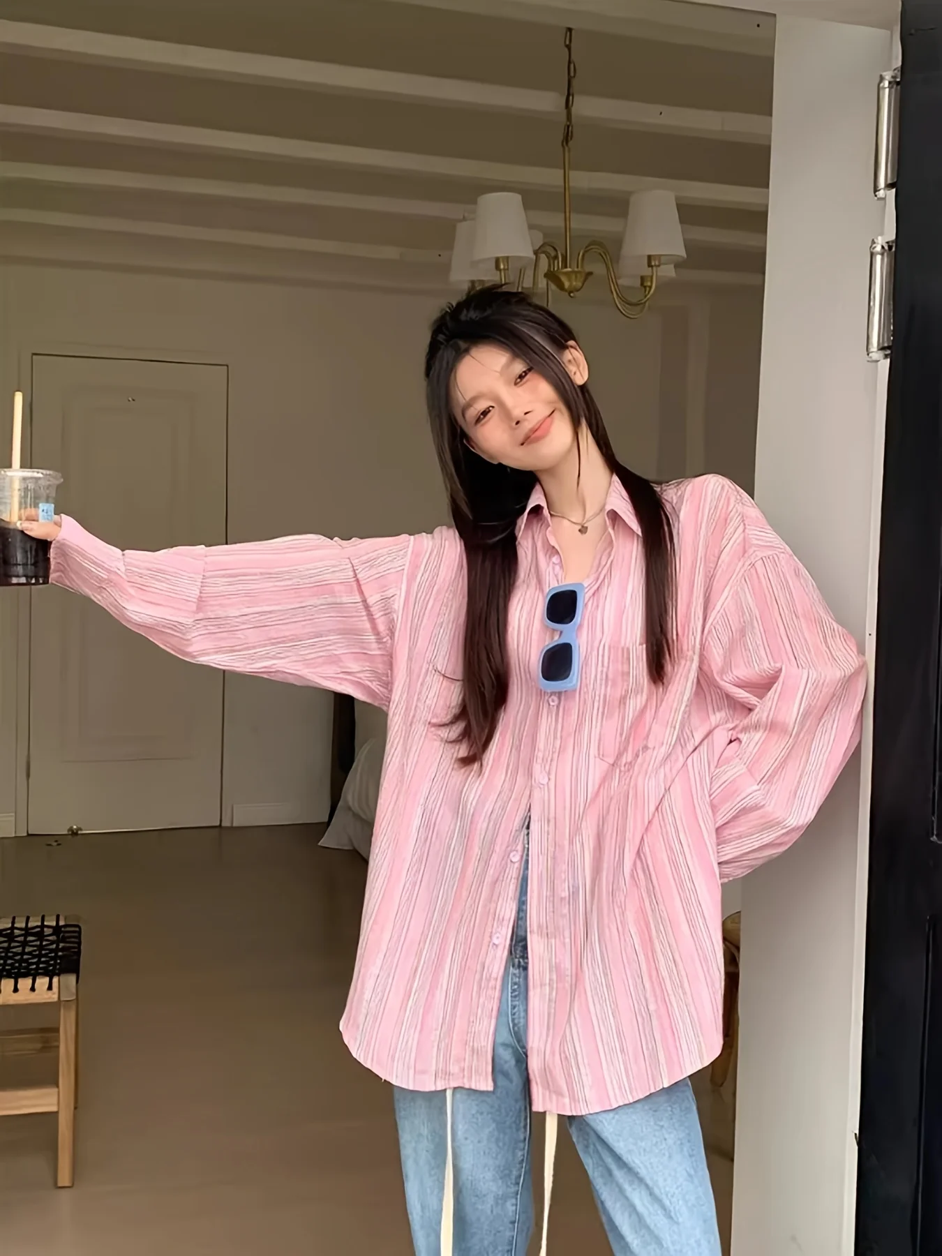 

Полосатая рубашка в наличии для женщин, тонкий осенний стиль 2025 Новый солнцезащитный кардиган Куртка с чувством дизайна, универсальная солнцезащитная рубашка для женщин, осень 2025 Новая ленивая полосатая тонкая рубашка 2025 Новый модный утягивающий сол