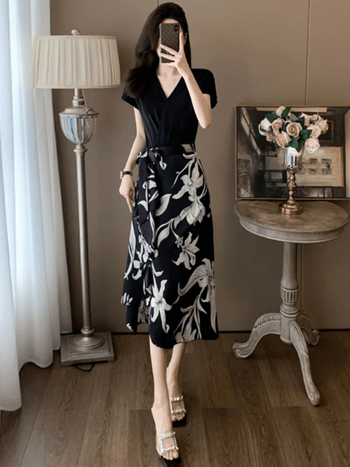 

Elegant V-Neck Short Sleeve Dress Women's Summer 2026 New Style Waist-Cinching Patchwork Design Sense Midi Dress