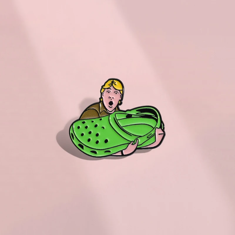 Lustige riesige Hausschuhe Emaille Pin humorvolle animierte Charaktere Broschen Abzeichen Schmuck Geschenk für beste Freunde ﻿