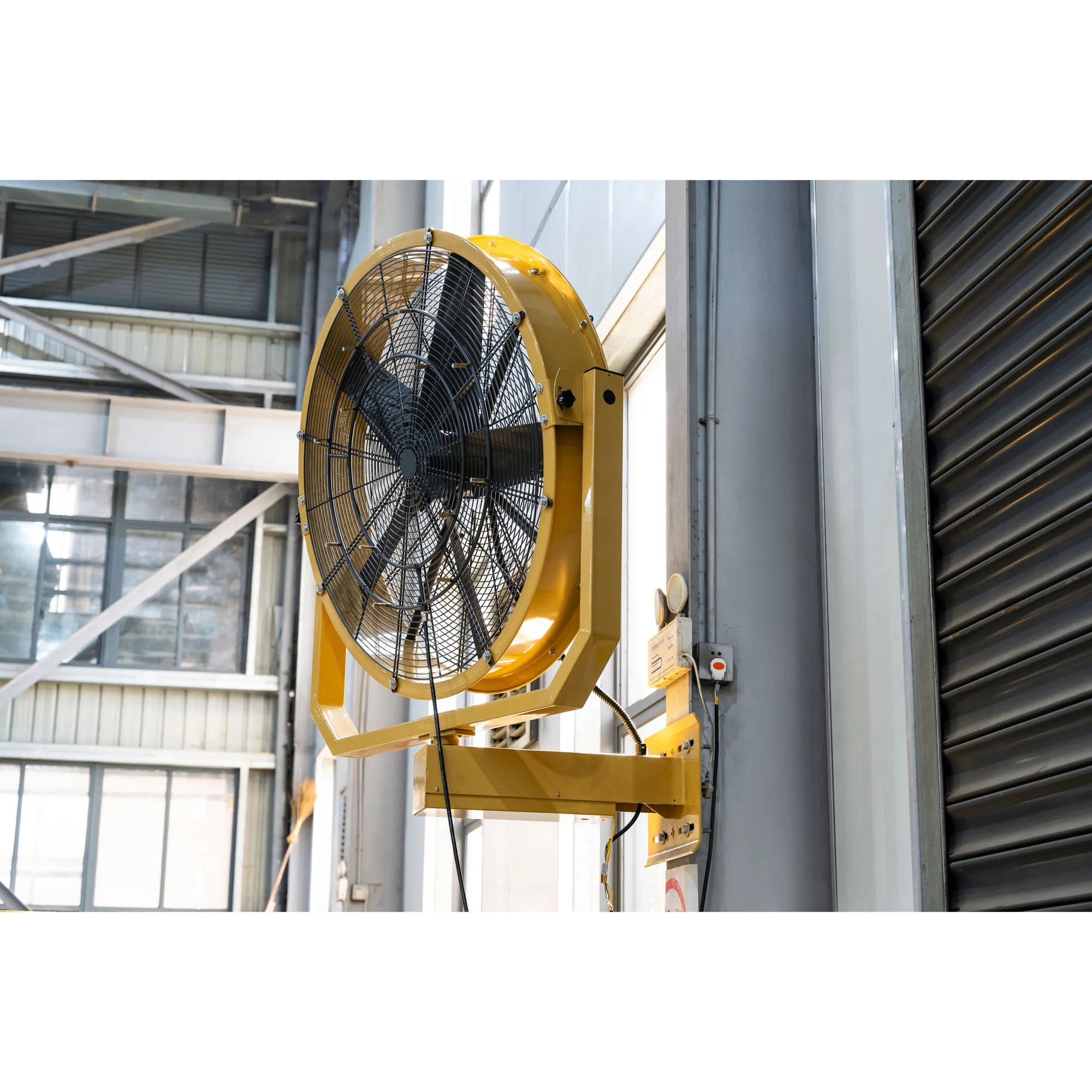 220V Ip65 Wall Mounted Mist Fan Industrial Heavy Duty Outdoor Cooling Water Sprayer High Airflow Ventilation Device
