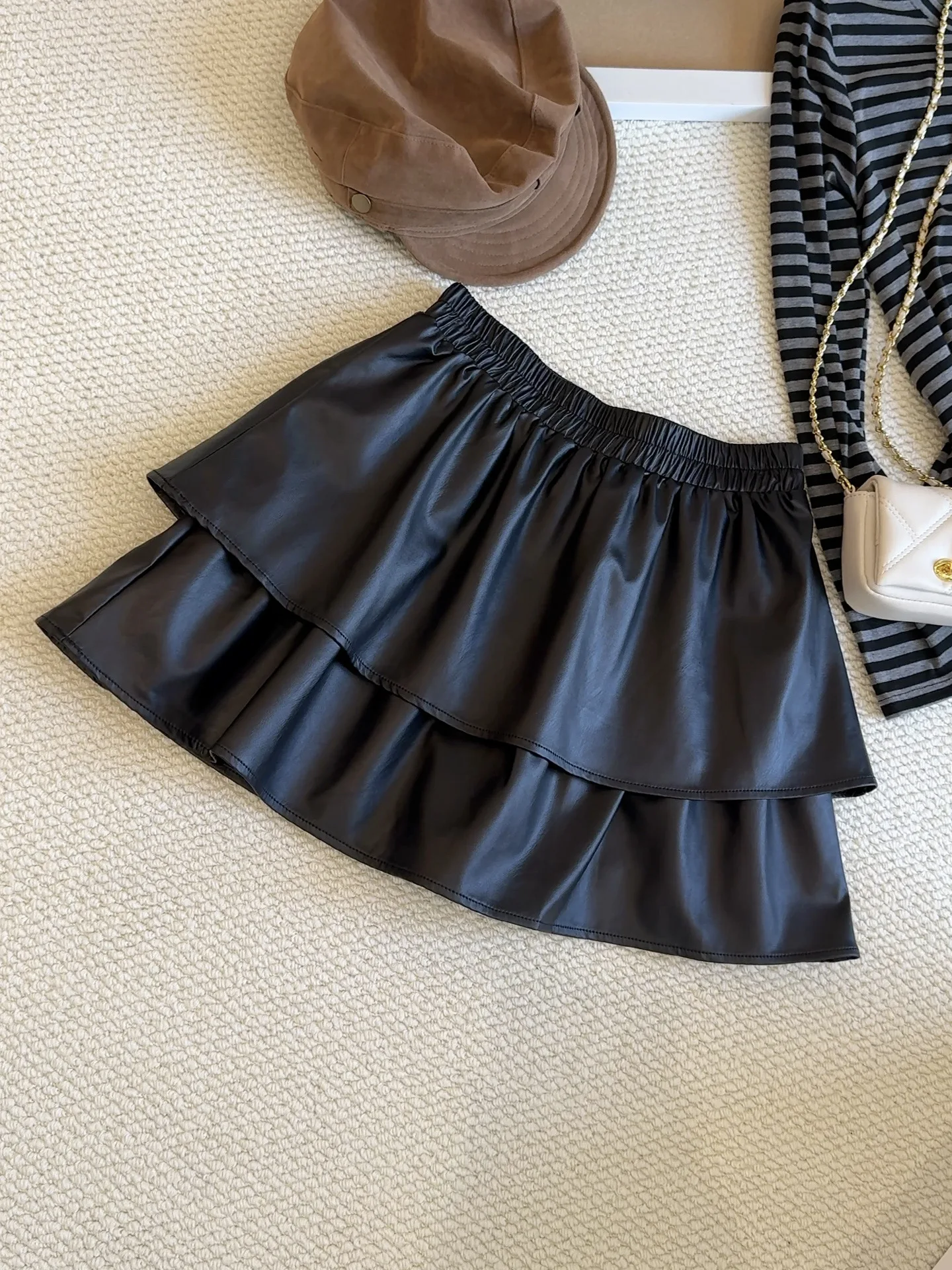 Lotusblatt Rand kleiner Lederrock Halbkörperrock für Frauen Herbst und Winter koreanische Version PU-Leder schlankmachender A-Linien-Rock