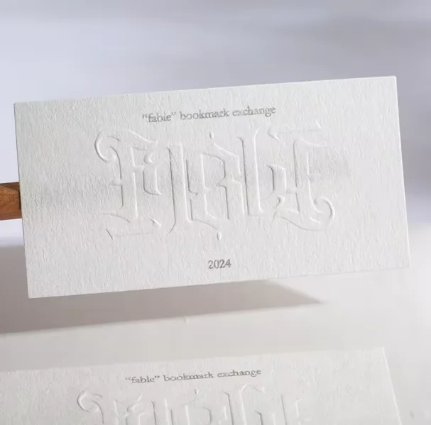 Maßgeschneidertes, spezielles Verpackungsetikett aus hochwertigem Papier mit mattierter Textur und Logo-Einkerbung