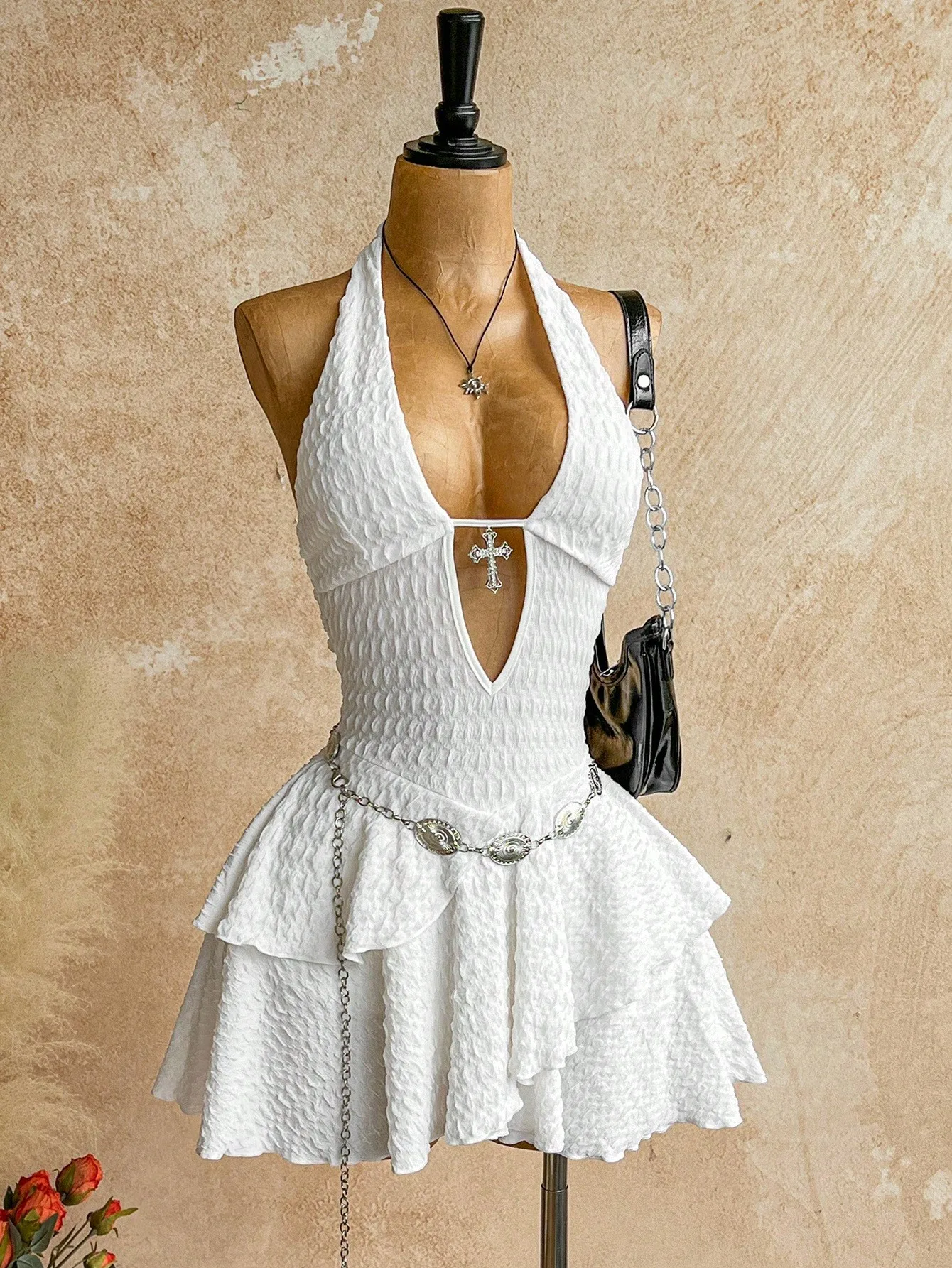 

Белое мини-платье с V-образным вырезом, перекрестными вырезами и многослойным подолом, в стиле бохо, для вечеринок