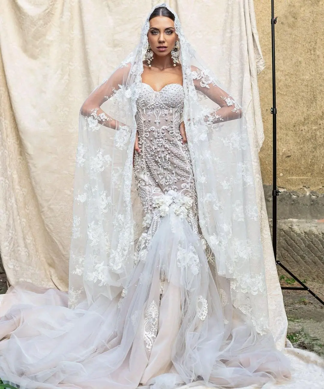 ชุดแต่งงานนางเงือกที่มีเสน่ห์ ประดับด้วยคริสตัลลูกปัดเต็มตัว แต่งด้วยลูกไม้ แขนยาว เปิดหลัง ทรงหางปลาแบบยาว ชุดเจ้าสาวสำหรับงานพิธีอย่างเป็นทางการ