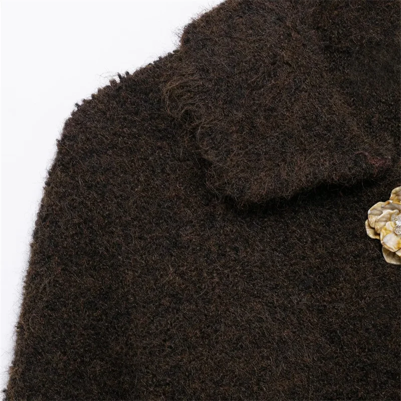 2025 autumn new women's casual fashion simple temperament versatile flower-shaped button-decorated knitted jacket