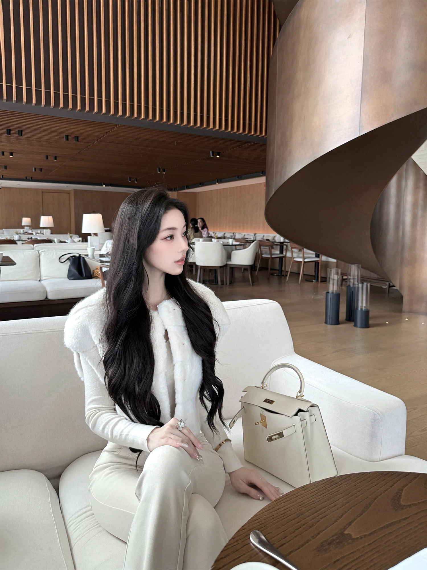 

Жилет из искусственной норки Kubiliv: нежная элегантность и экологичность для молодых женщин