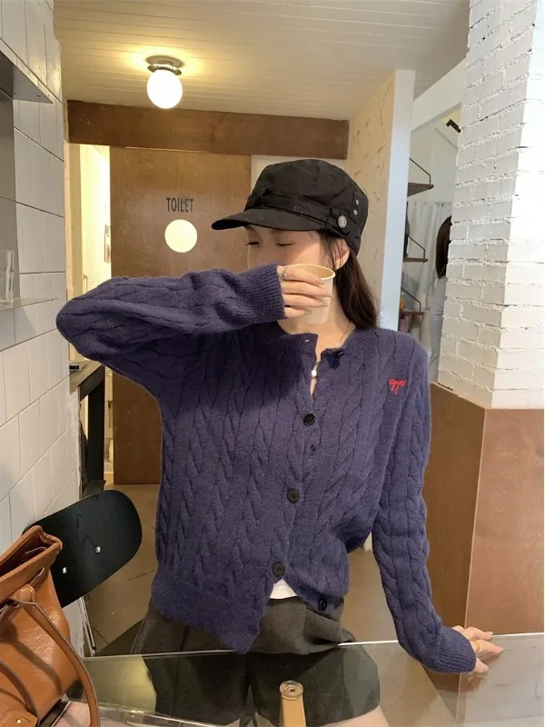 เสื้อคลุมไหมพรมถักลายปักสีขาวแดงสไตล์เรโทรสำหรับฤดูใบไม้ร่วงและฤดูหนาว  แฟชั่นเสื้อคลุมสำหรับผู้หญิง