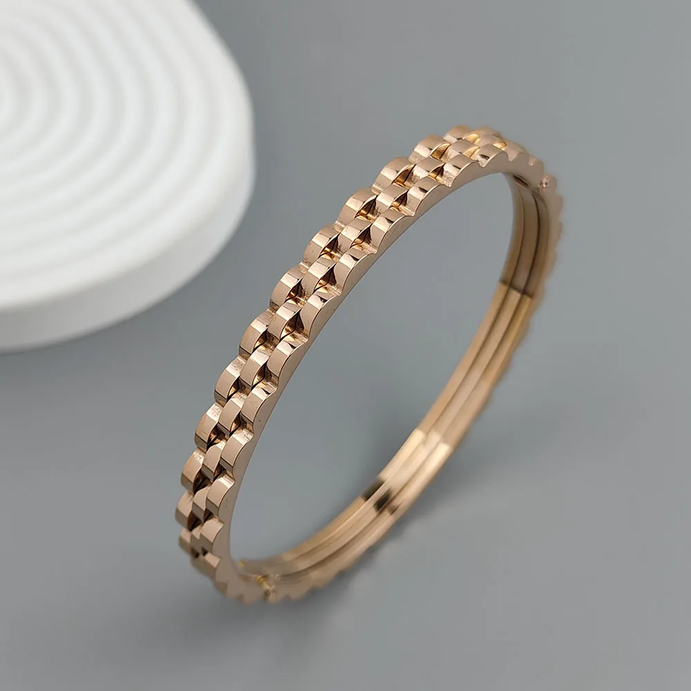 Charming stainless steel gold-plated 18K gear shape women's bracelet, high quality waterproof jewelry, wedding party gift