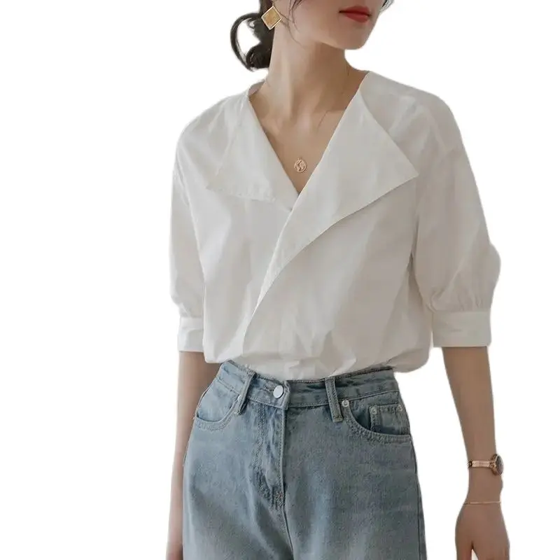 Camisa branca básica com decote em v feminina, senhora do escritório pendulares, blusas versáteis de verão, elegante, casual, chique, estética, moda coreana, 2024